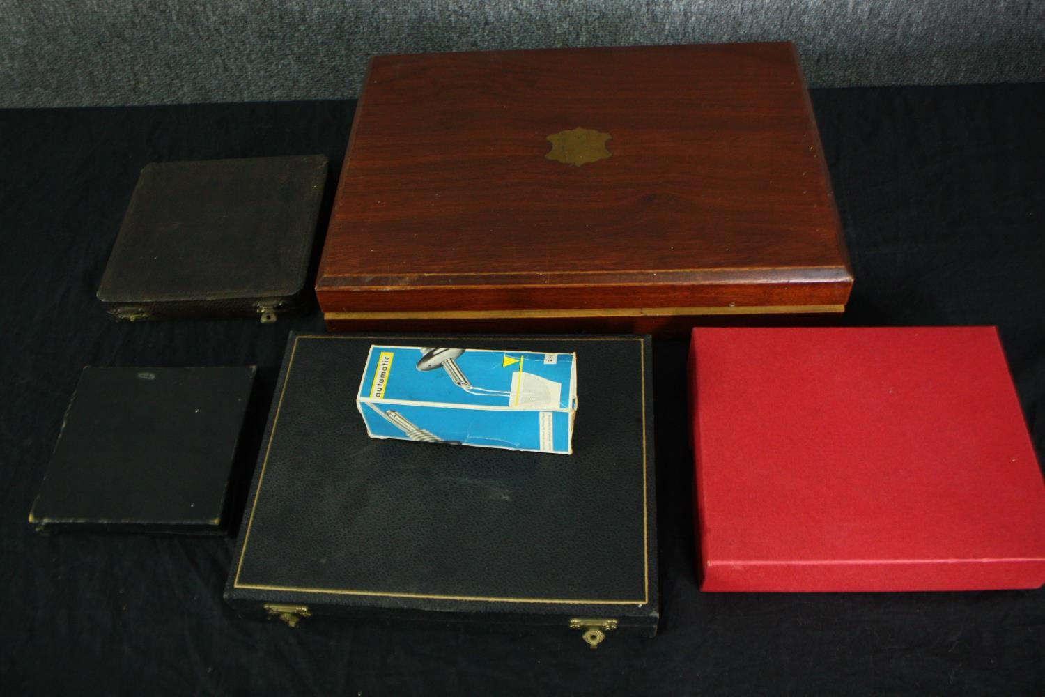 A collection of British Sheffield silver plate cutlery, a carving set, and name place settings in - Image 10 of 10