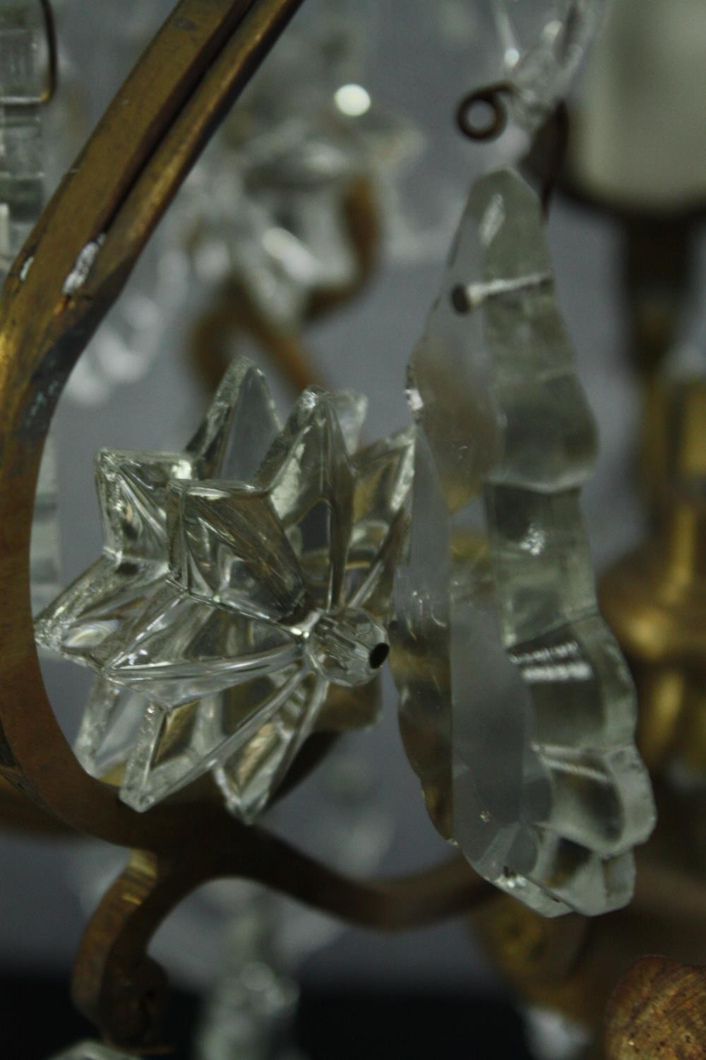 A pair of mid-century candelabra type brass table lamps. Decorated with hanging teardrops and star - Image 6 of 6