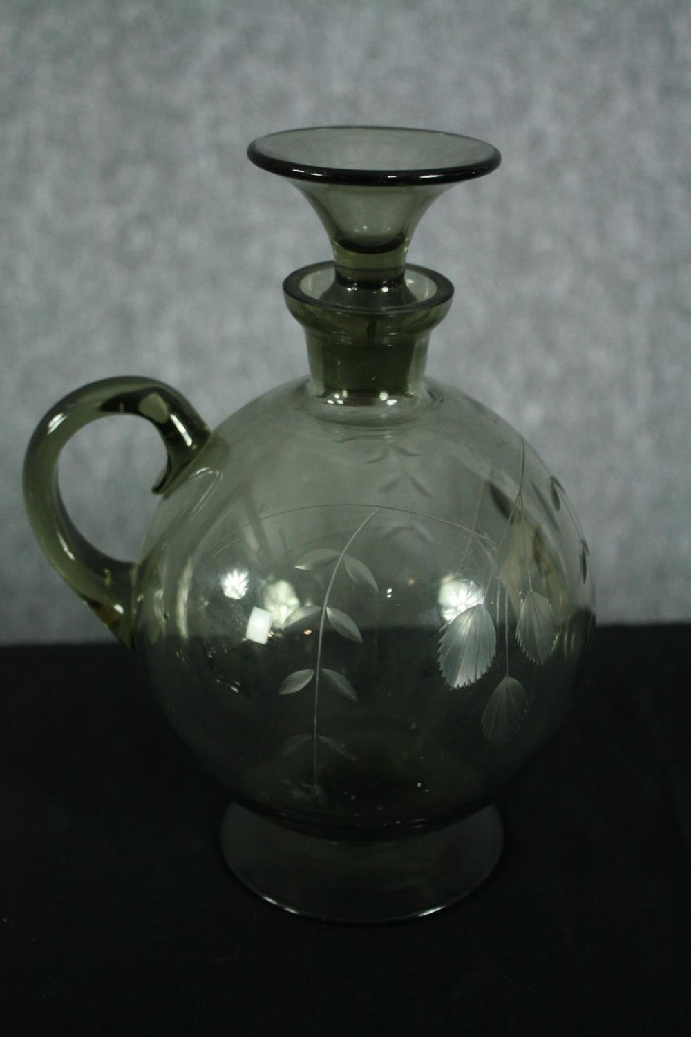 A Swedish smokey etched glass spherical decanter with conical stopper and four matching glasses - Image 2 of 7