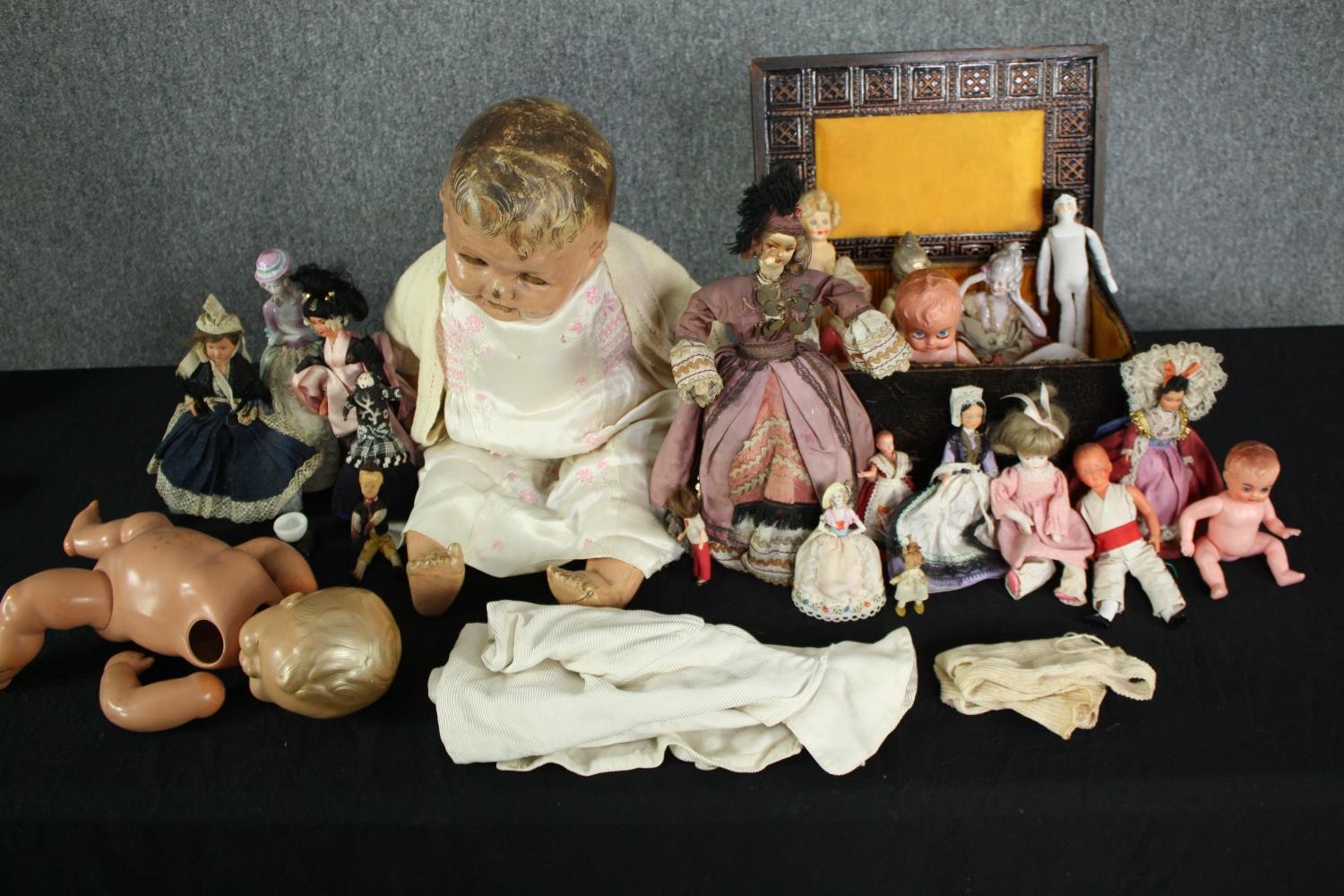 A collection of 19th and early 20th century dolls, including an Indian doll in traditional silk - Image 9 of 9