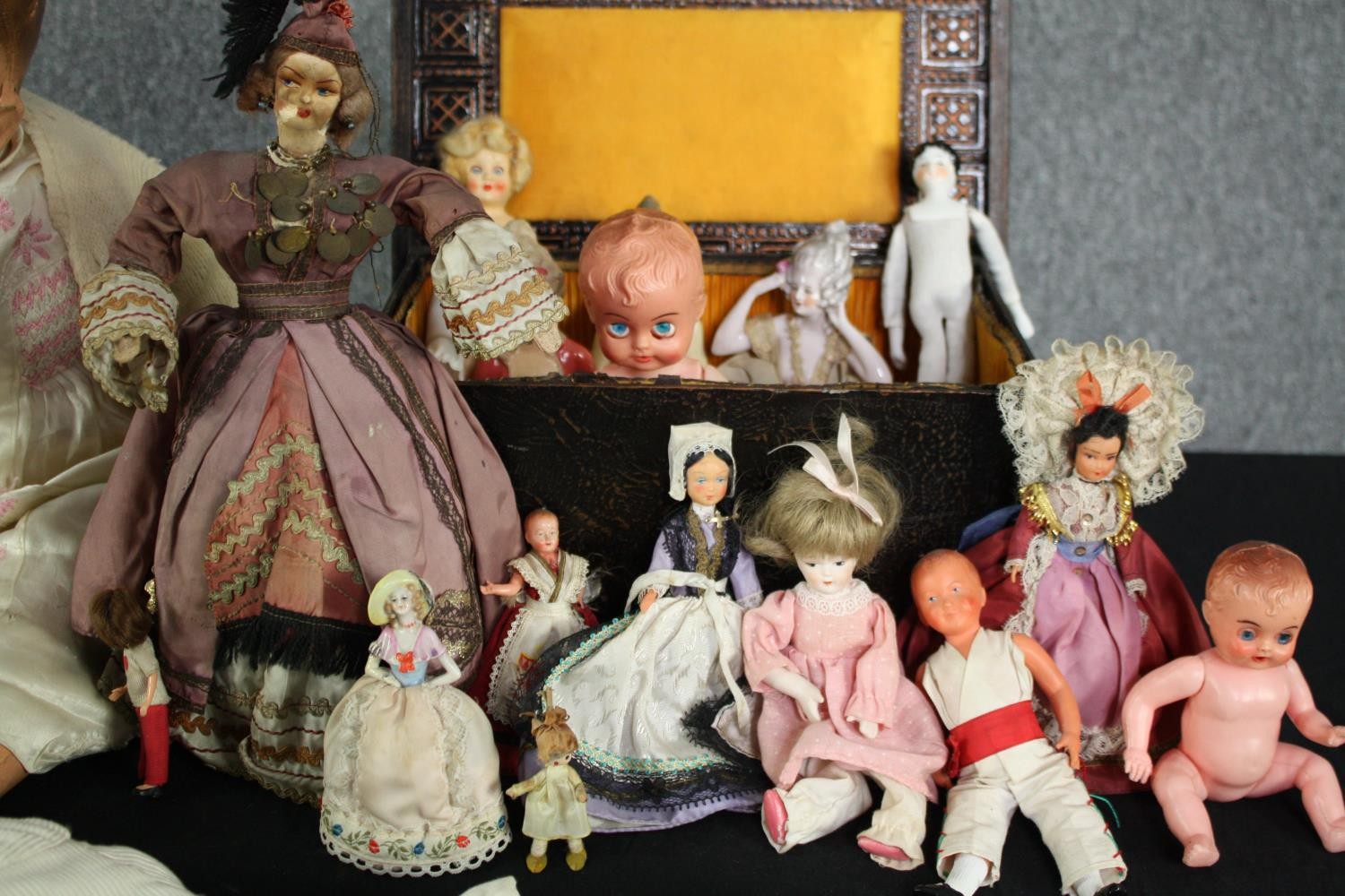 A collection of 19th and early 20th century dolls, including an Indian doll in traditional silk - Image 5 of 9