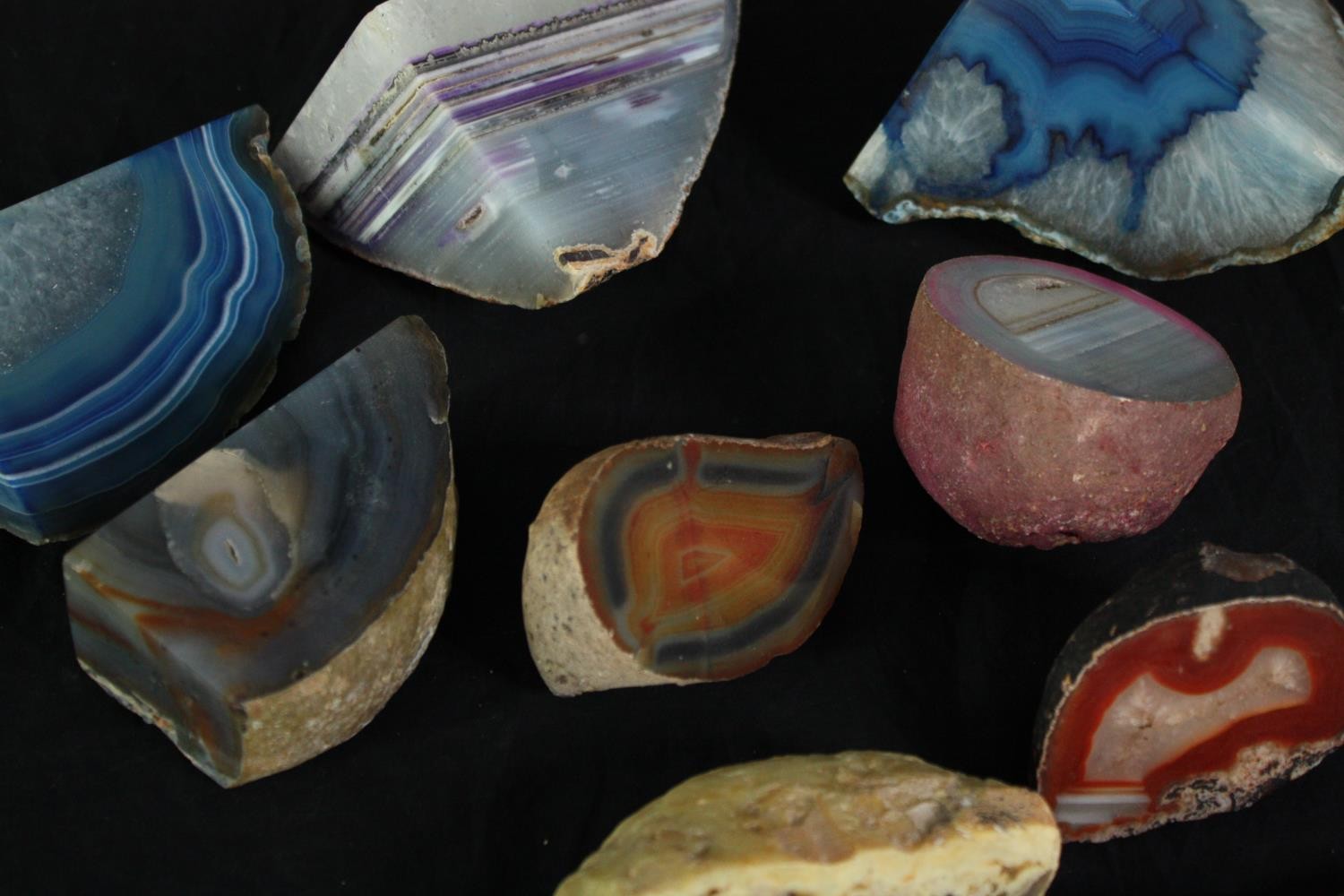 A collection of ten agate geode pieces and slices, some dyed. L.19cm. (largest) - Image 4 of 4