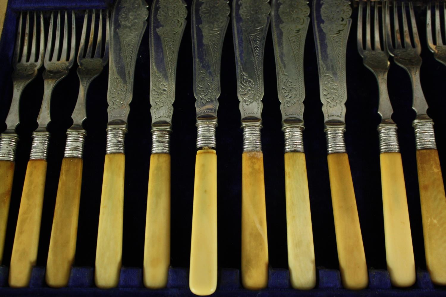 A collection of British Sheffield silver plate cutlery, a carving set, and name place settings in - Image 3 of 10