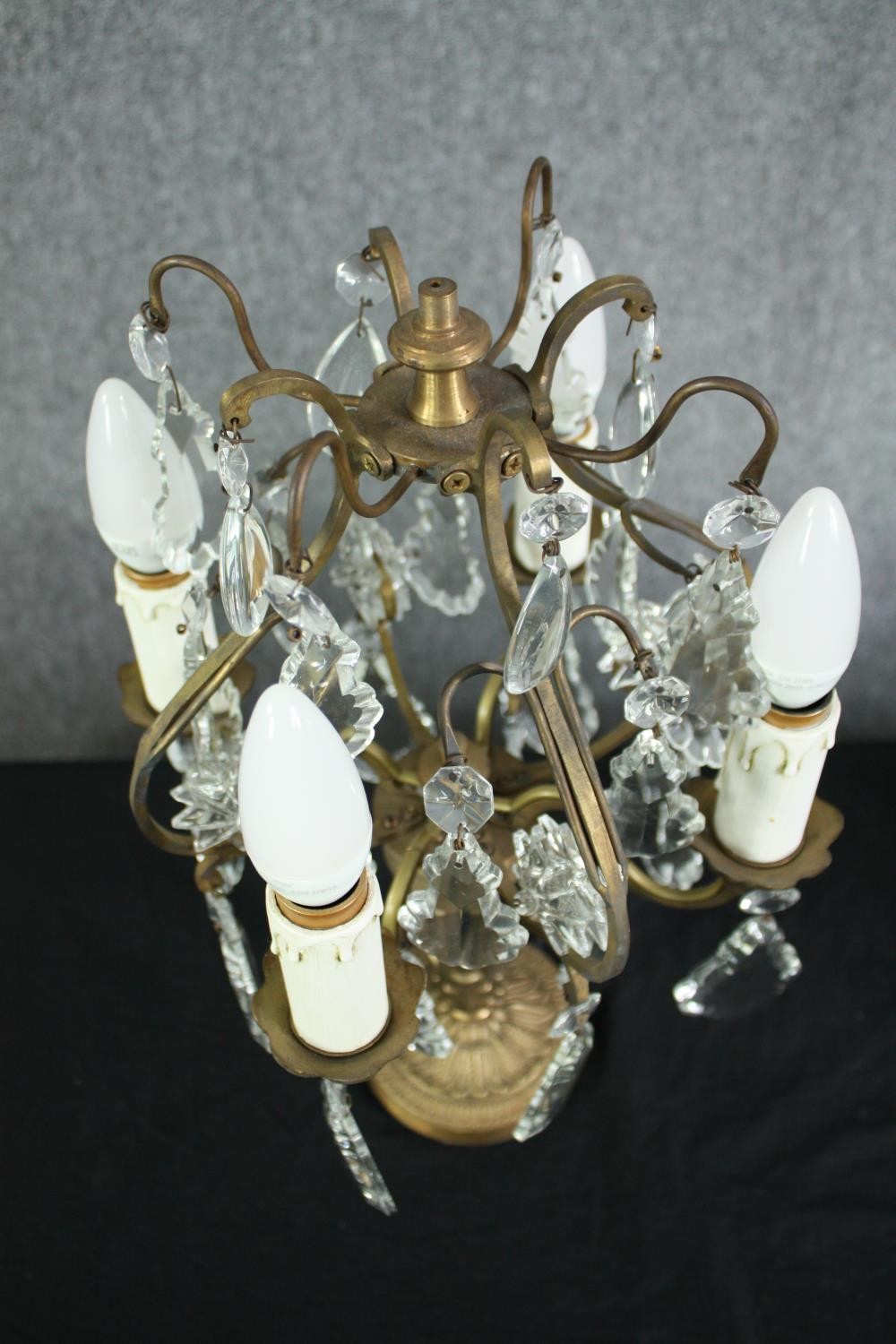 A pair of mid-century candelabra type brass table lamps. Decorated with hanging teardrops and star - Image 4 of 6