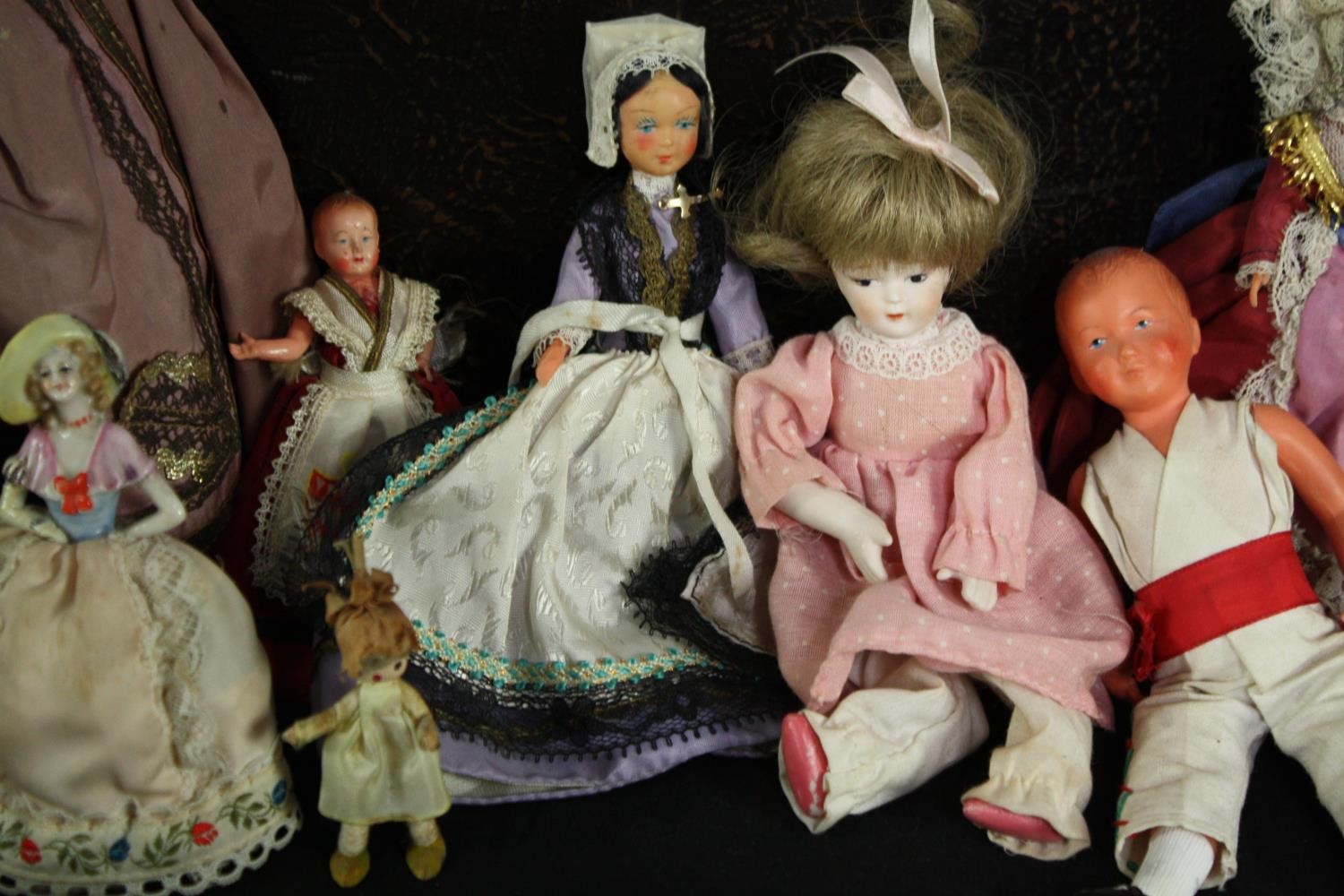 A collection of 19th and early 20th century dolls, including an Indian doll in traditional silk - Image 6 of 9