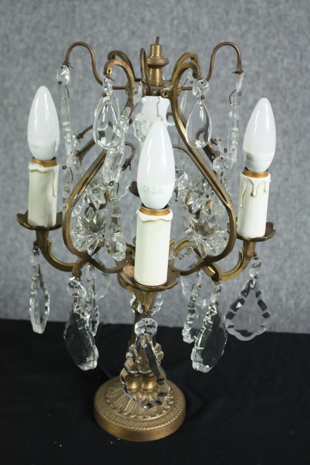 A pair of mid-century candelabra type brass table lamps. Decorated with hanging teardrops and star - Image 2 of 6