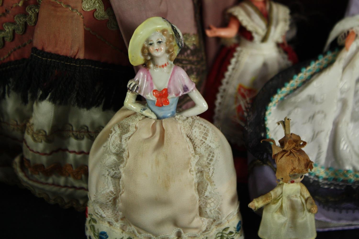 A collection of 19th and early 20th century dolls, including an Indian doll in traditional silk - Image 8 of 9