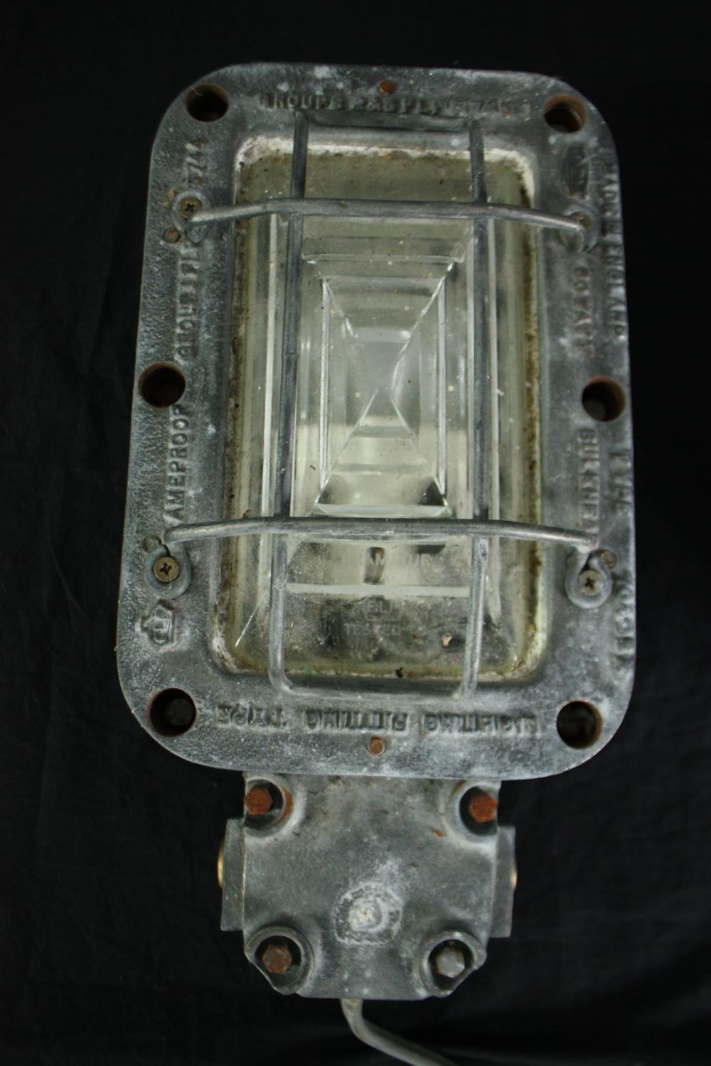 Two industrial cast metal anti flame corridor wall lights with opaque greenish glass. One smaller in - Image 3 of 4