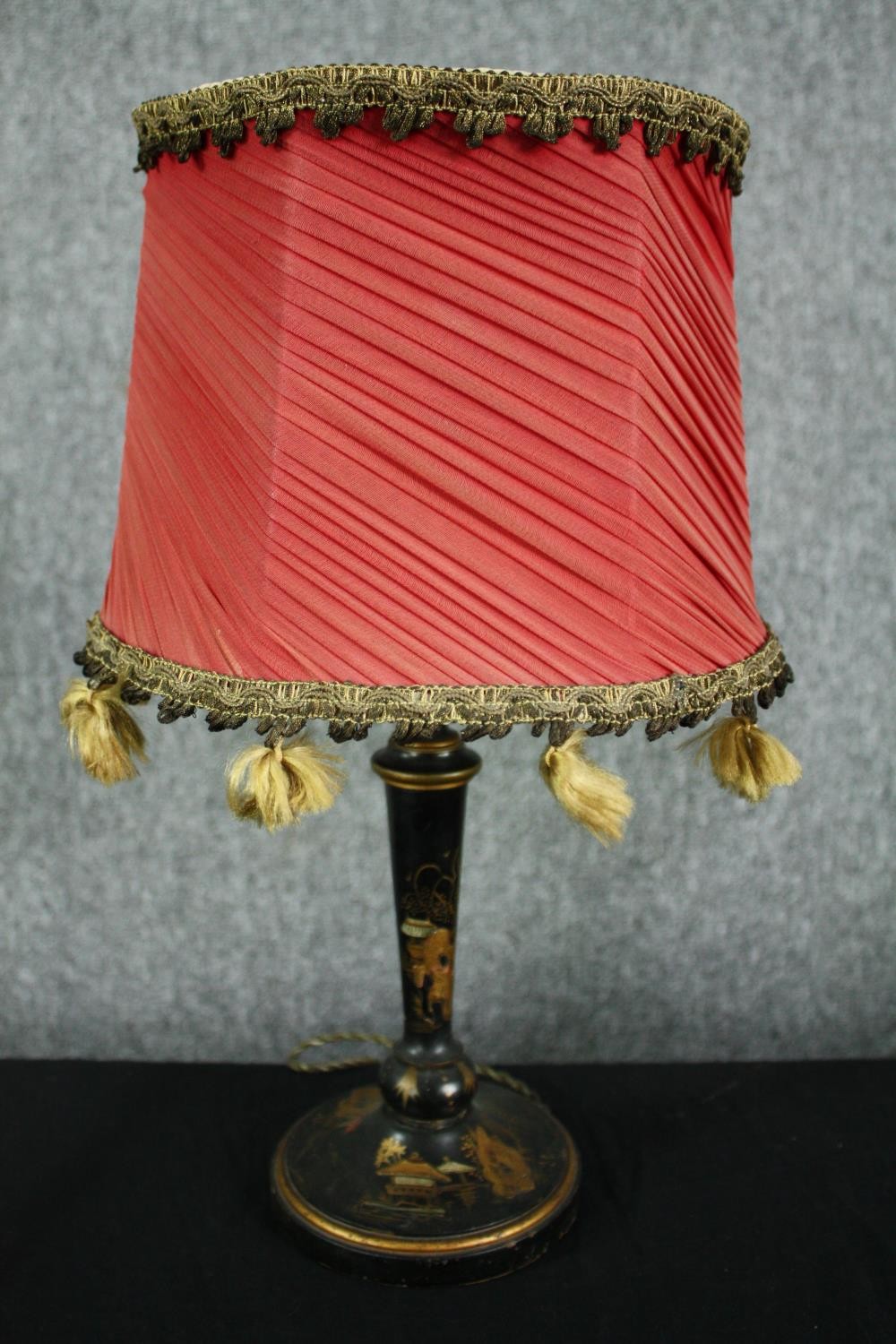 A miscellaneous collection of three vintage table lamps. One Art Deco red glass hand painted lamp - Image 4 of 4