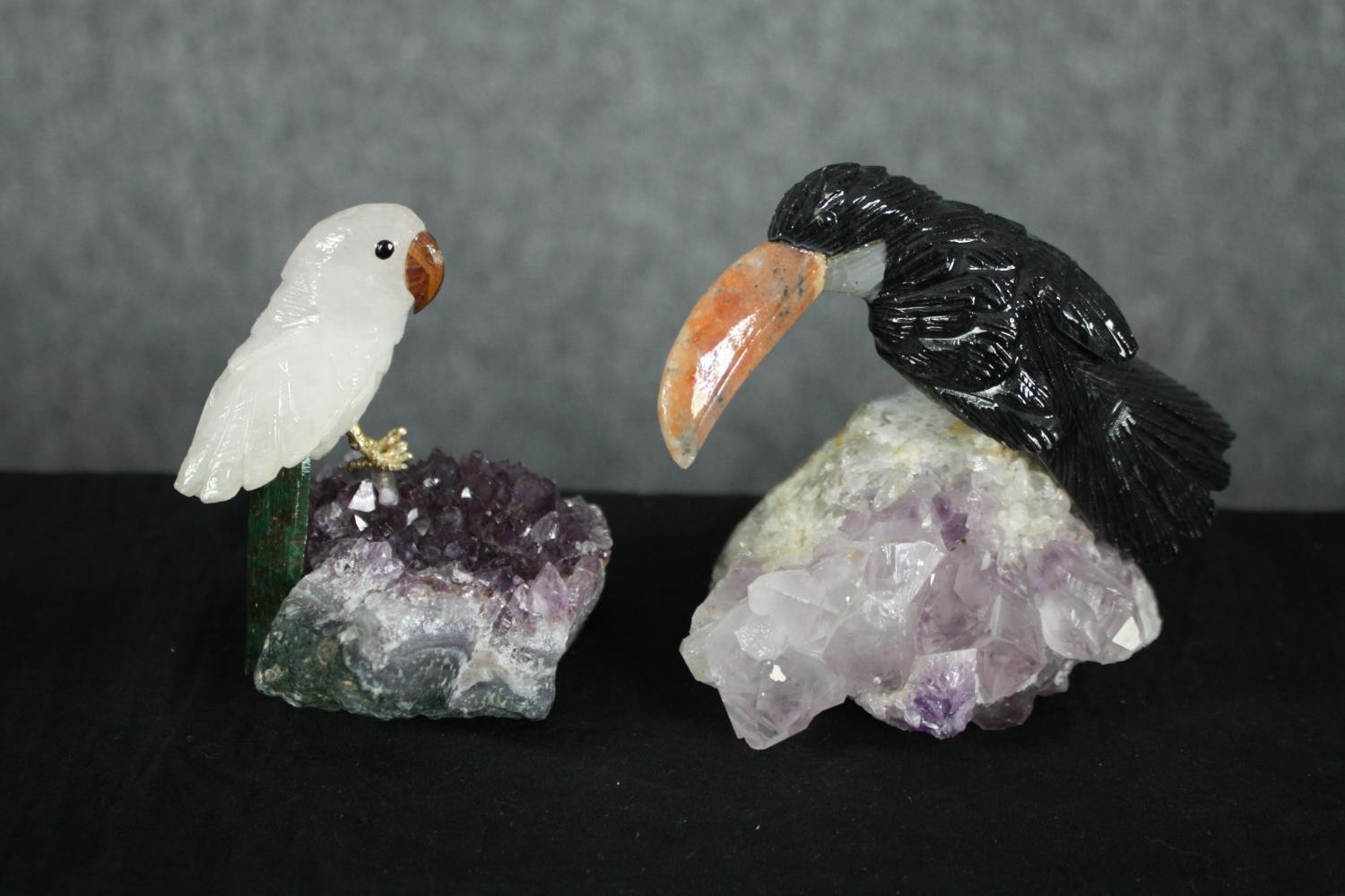 A collection of six pieces of amethyst mounted with detachable perched parrots carved from various - Image 2 of 4