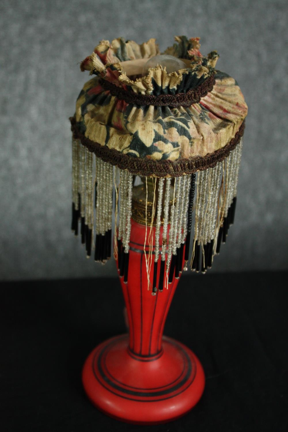 A miscellaneous collection of three vintage table lamps. One Art Deco red glass hand painted lamp - Image 2 of 4