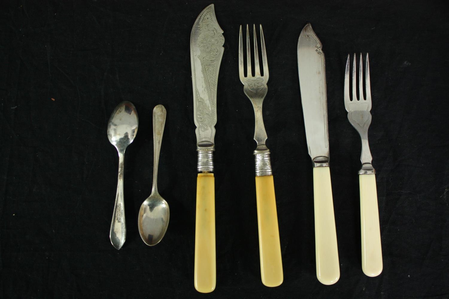 A collection of British Sheffield silver plate cutlery, a carving set, and name place settings in - Image 8 of 10