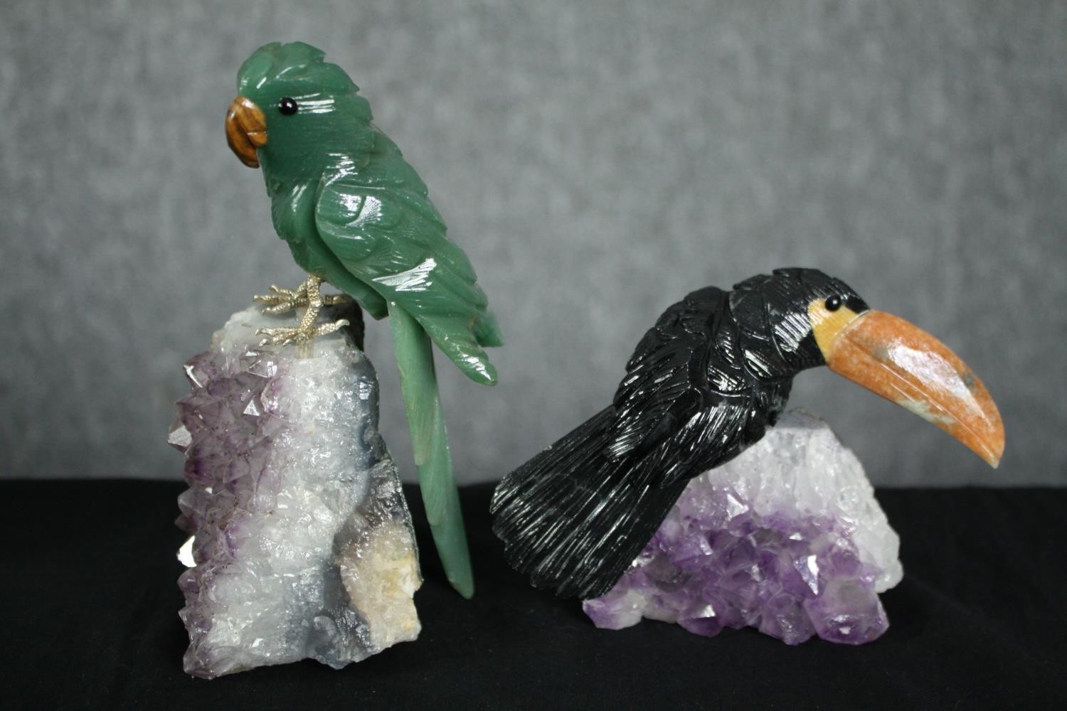 A collection of six pieces of amethyst mounted with detachable perched parrots carved from various - Image 4 of 4