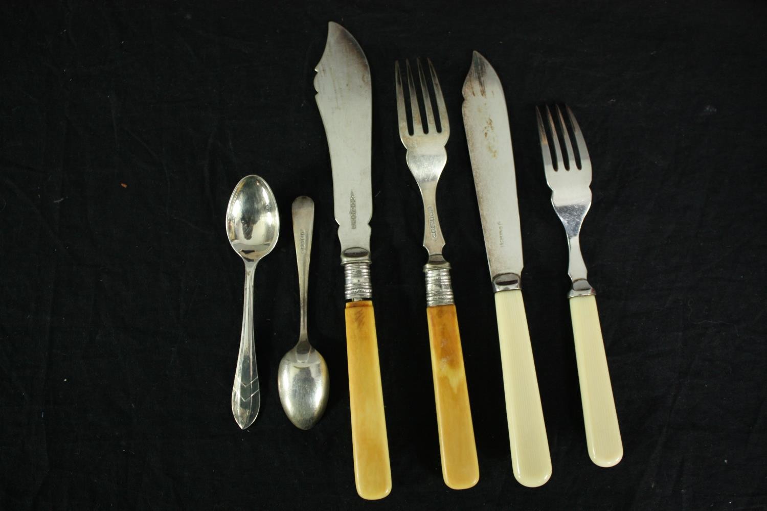 A collection of British Sheffield silver plate cutlery, a carving set, and name place settings in - Image 9 of 10