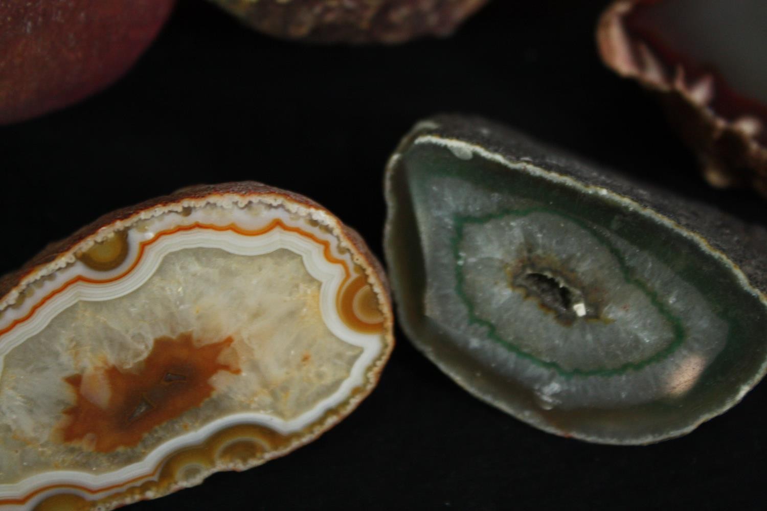 A collection of eleven agate geode pieces and slices, some dyed. L.10cm. (largest) - Image 4 of 5