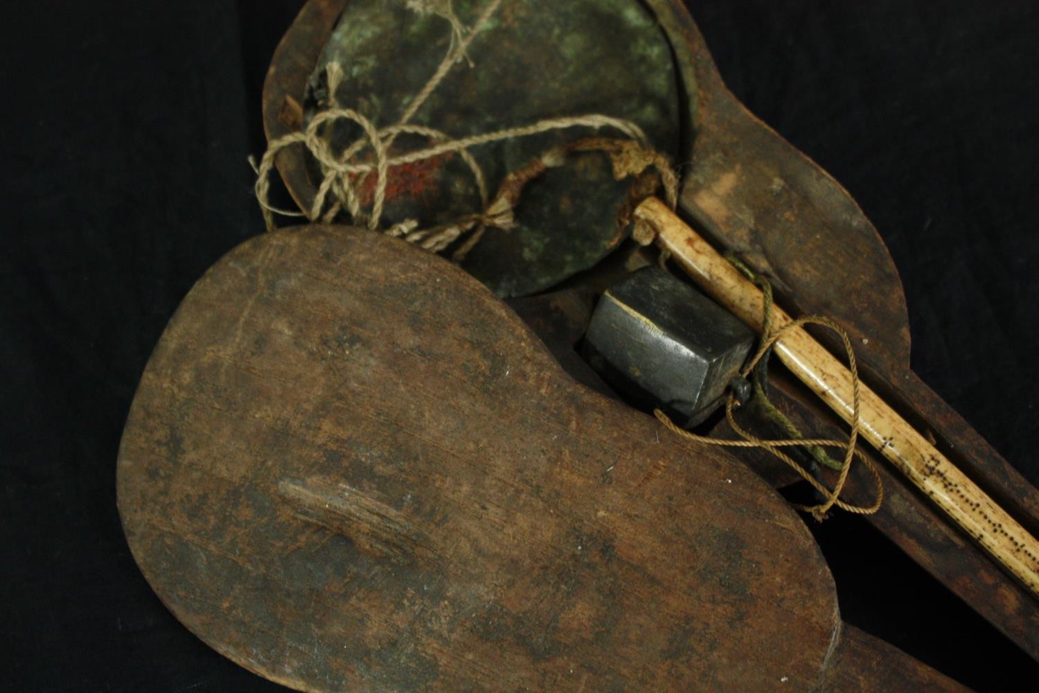 A 19th century Dotchin Opium scale, with brass scale and bone marker along with a bamboo snap gun. - Image 4 of 4