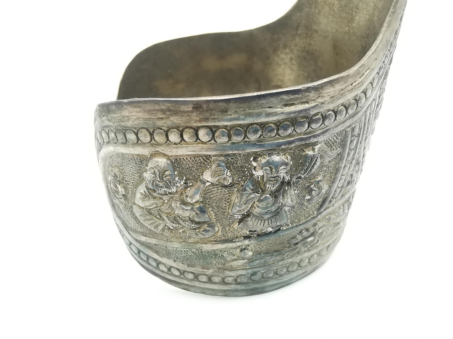 A pair of early 20th century repousse Chinese silver cuffs decorated with buddha and lotus motifs - Image 7 of 7