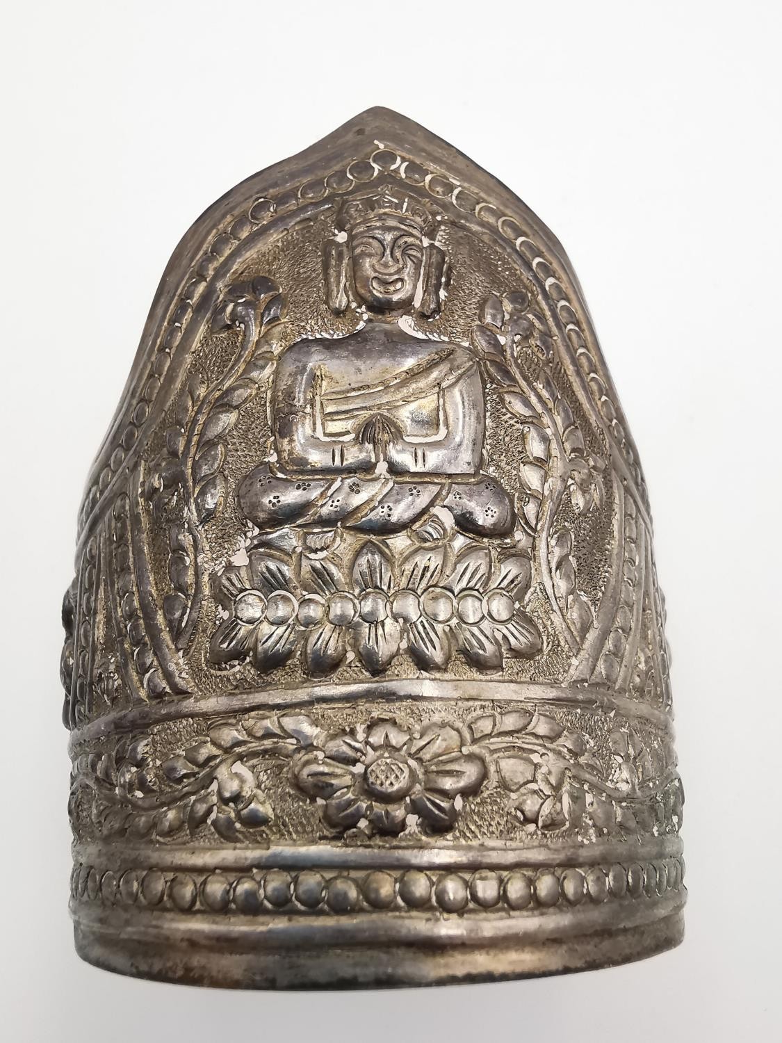 A pair of early 20th century repousse Chinese silver cuffs decorated with buddha and lotus motifs - Image 6 of 7