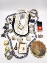 A collection of jewellery, including a string of 19th century venetian chevron drawn cane glass