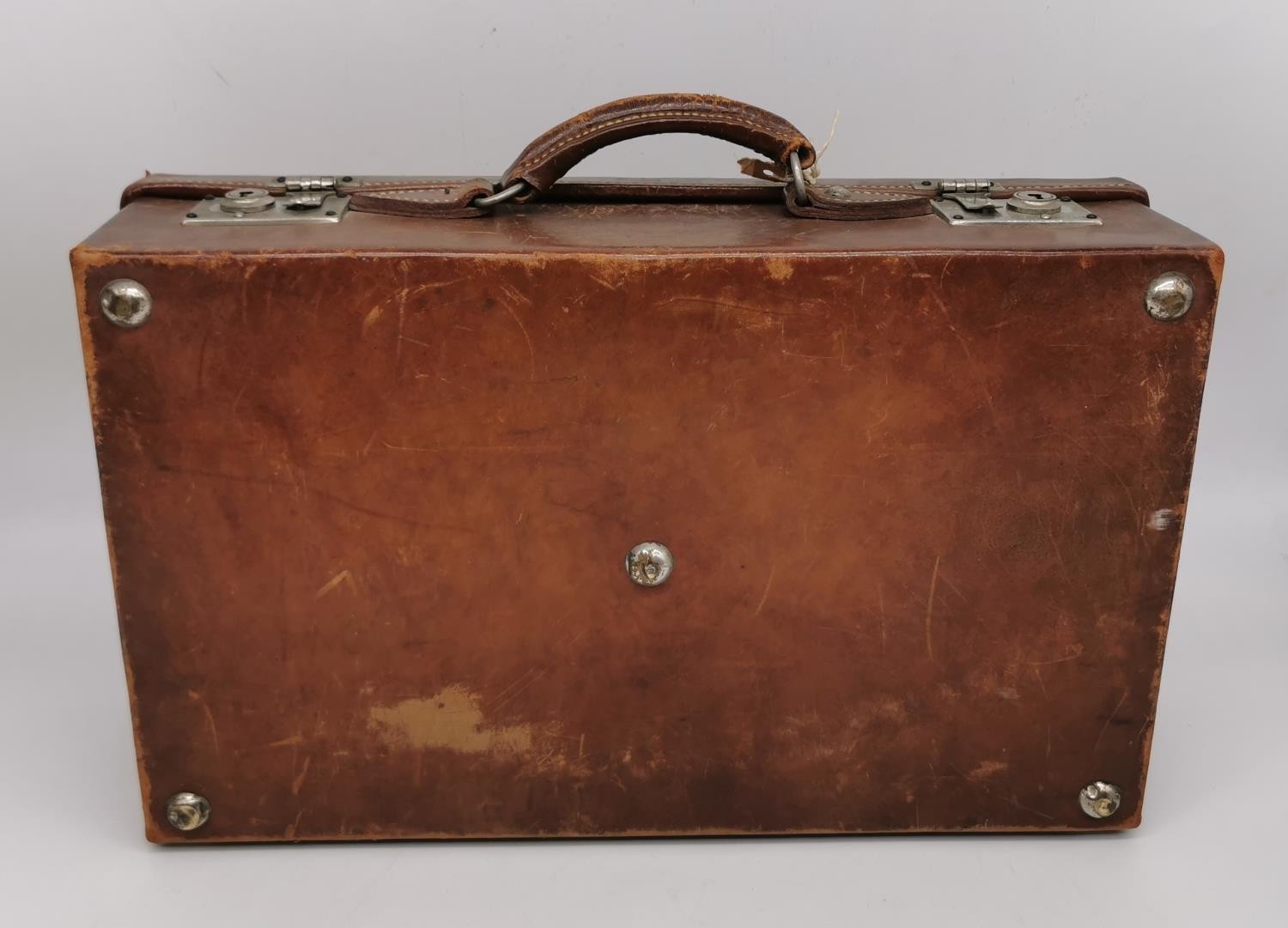 An early 20th century vintage tan lather suitcase with brass fittings. Decorated with vintage travel - Image 5 of 7