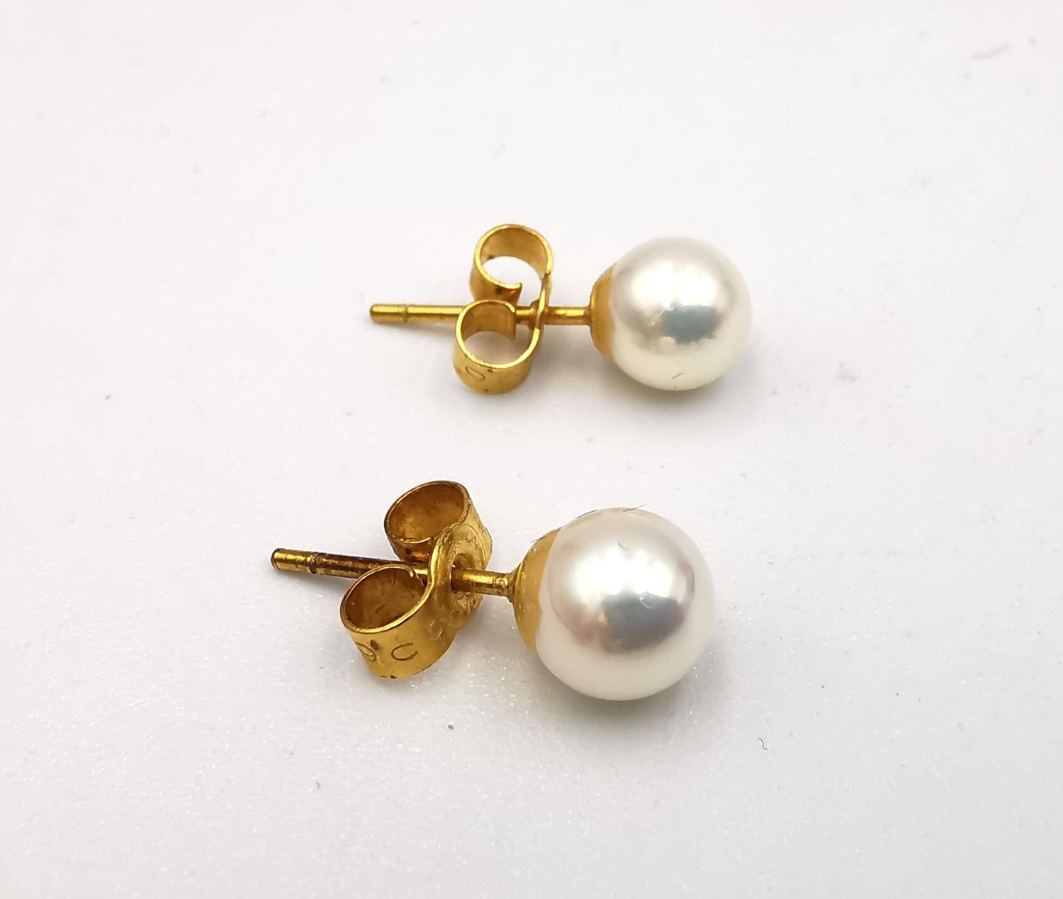 A collection of gold and cultured pearl jewellery, including a pair of 9ct white cultured pearl stud - Image 6 of 10