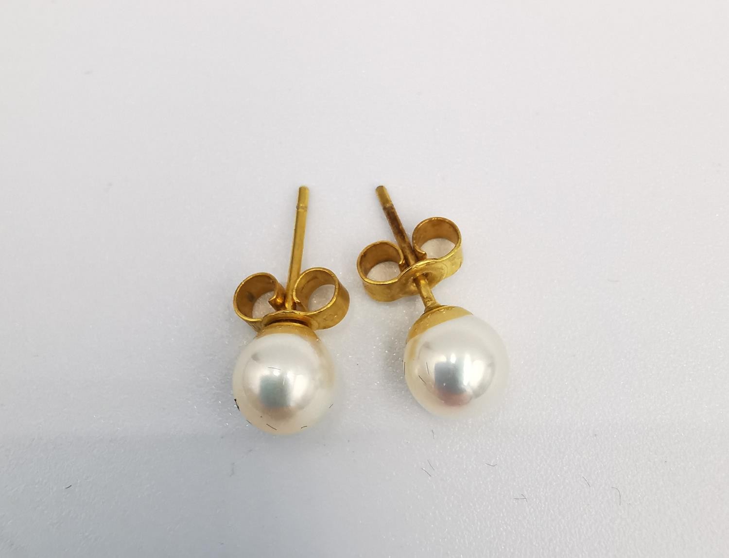 A collection of gold and cultured pearl jewellery, including a pair of 9ct white cultured pearl stud - Image 5 of 10