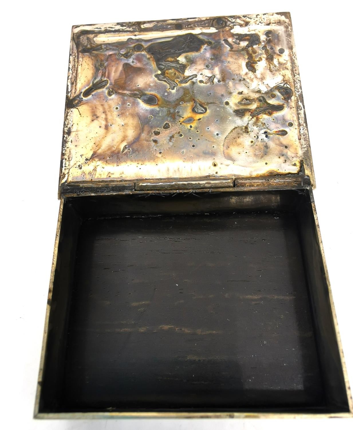 A Victorian silver salt along with a white metal trinket box. The salt by Edward Barnard & Sons with - Image 3 of 7