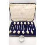 A leather cased set of twelve Art Deco apostle design silver tea spoons by Gladwin Ltd (1930,