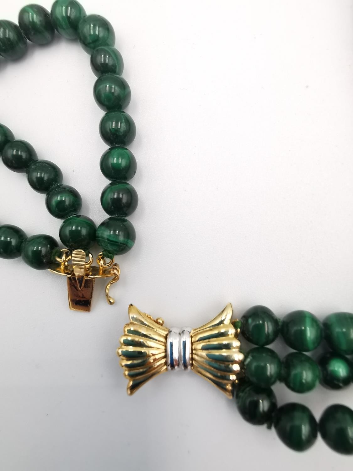 Two gemstone necklaces, including a three strand malachite bead necklace with white and yellow 14 - Image 5 of 10