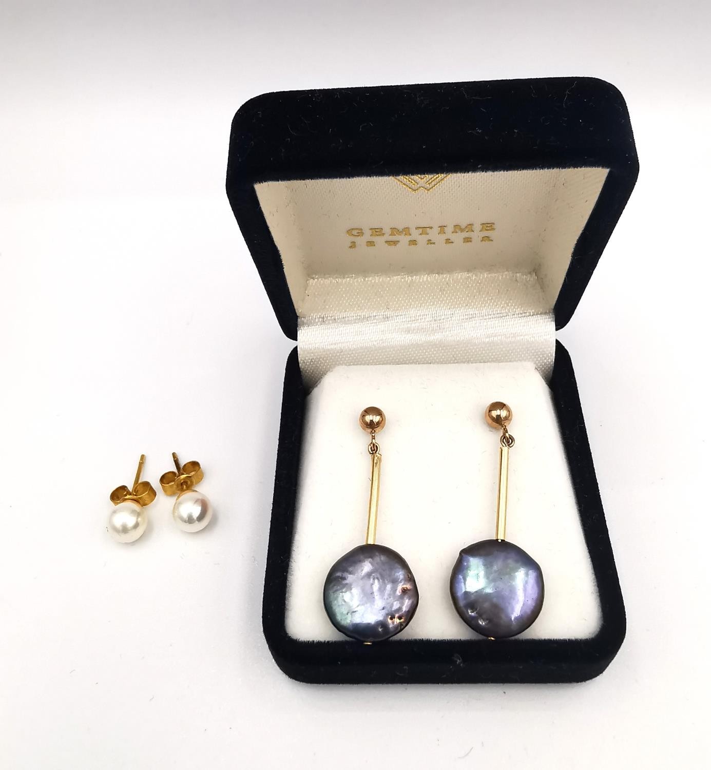 A collection of gold and cultured pearl jewellery, including a pair of 9ct white cultured pearl stud - Image 4 of 10