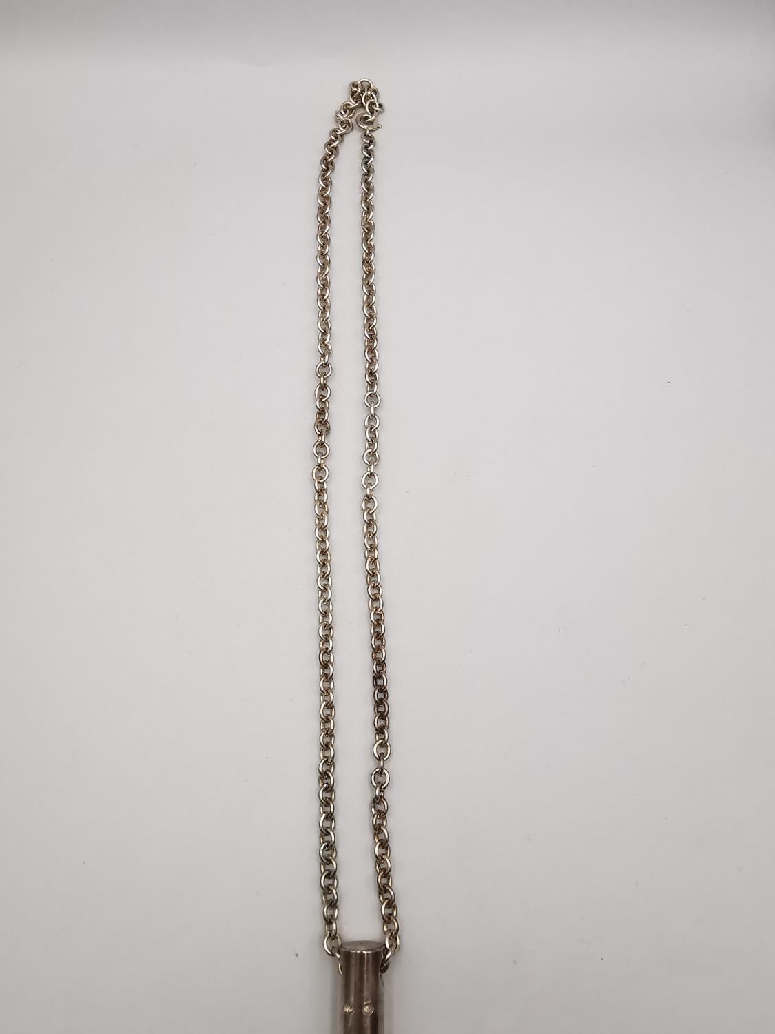 A white metal (tested as silver) brutalist style cylindrical pendant and oval link chain. - Image 4 of 5