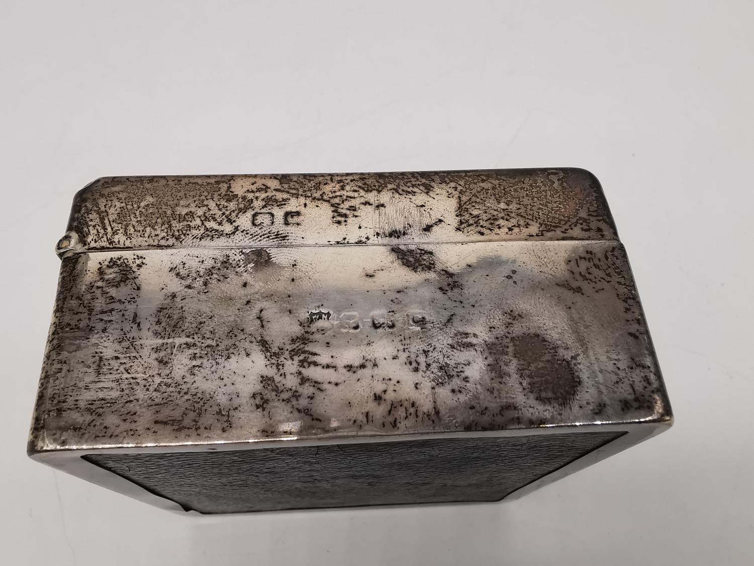 A Victorian silver cedar lined cigarette box by William Neale. Hallmarked: WN, Birmingham, 1902. - Image 3 of 6