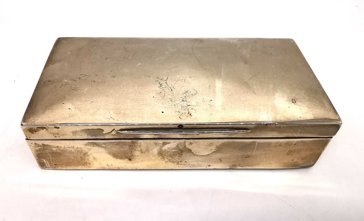 A silver cedar lined cigarette box by Goldsmiths and Silversmiths, Regent Street. Hallmarked: - Image 2 of 7