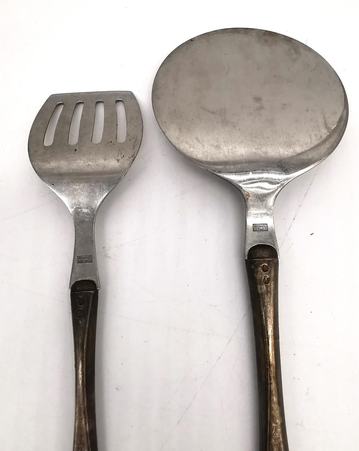 A collection of silver and white metal cutlery and dinnerware, including a large silver serving - Image 19 of 21