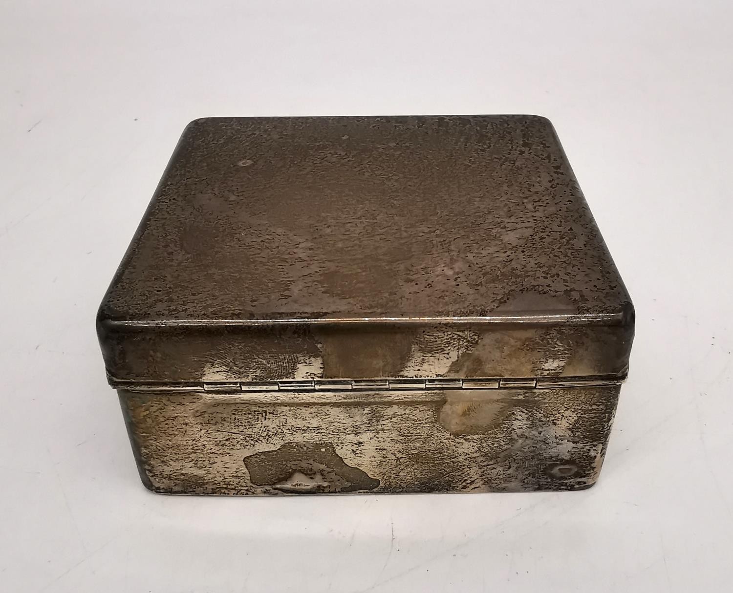 A Victorian silver cedar lined cigarette box by William Neale. Hallmarked: WN, Birmingham, 1902. - Image 4 of 6