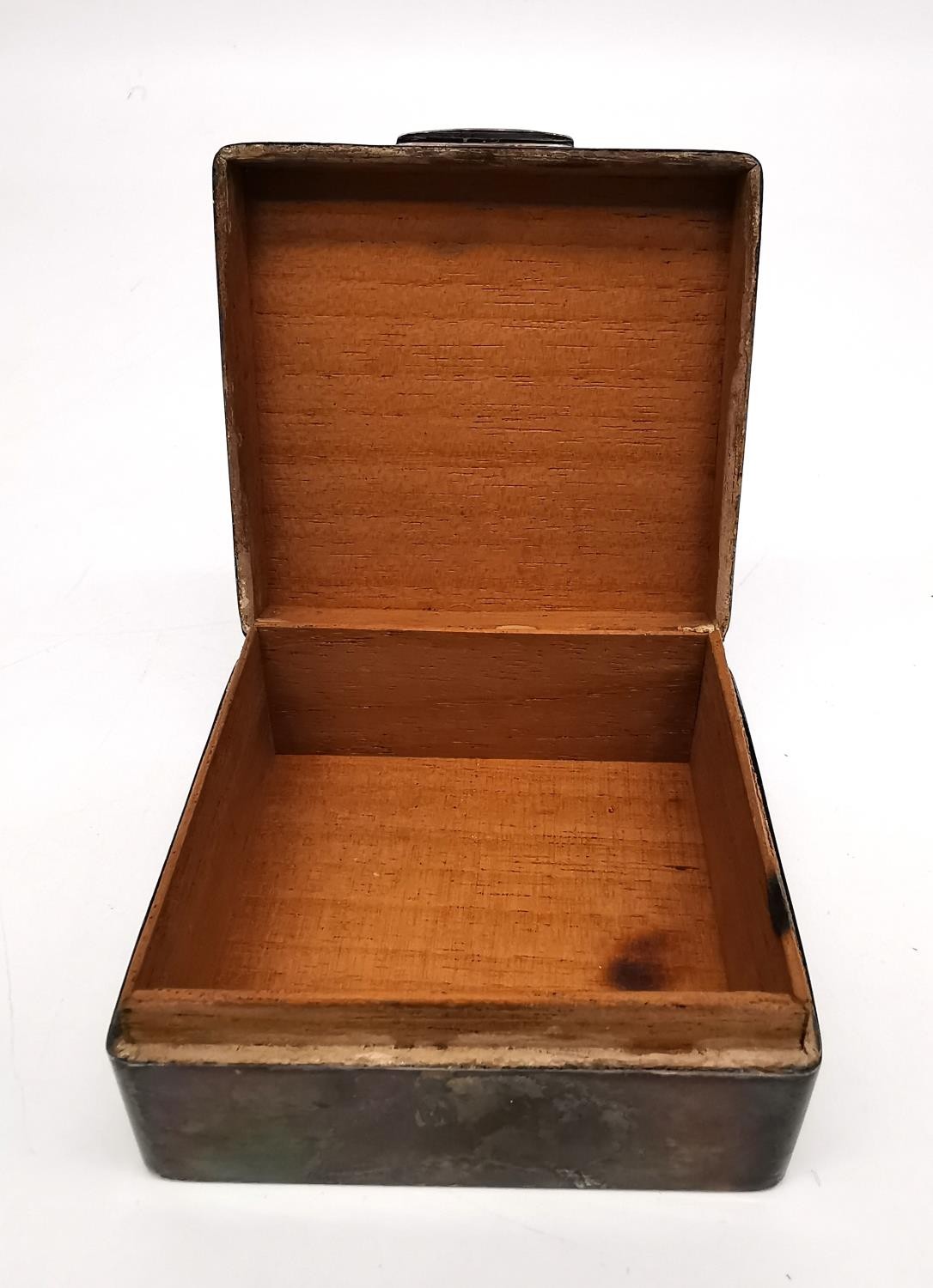 A Victorian silver cedar lined cigarette box by William Neale. Hallmarked: WN, Birmingham, 1902. - Image 2 of 6