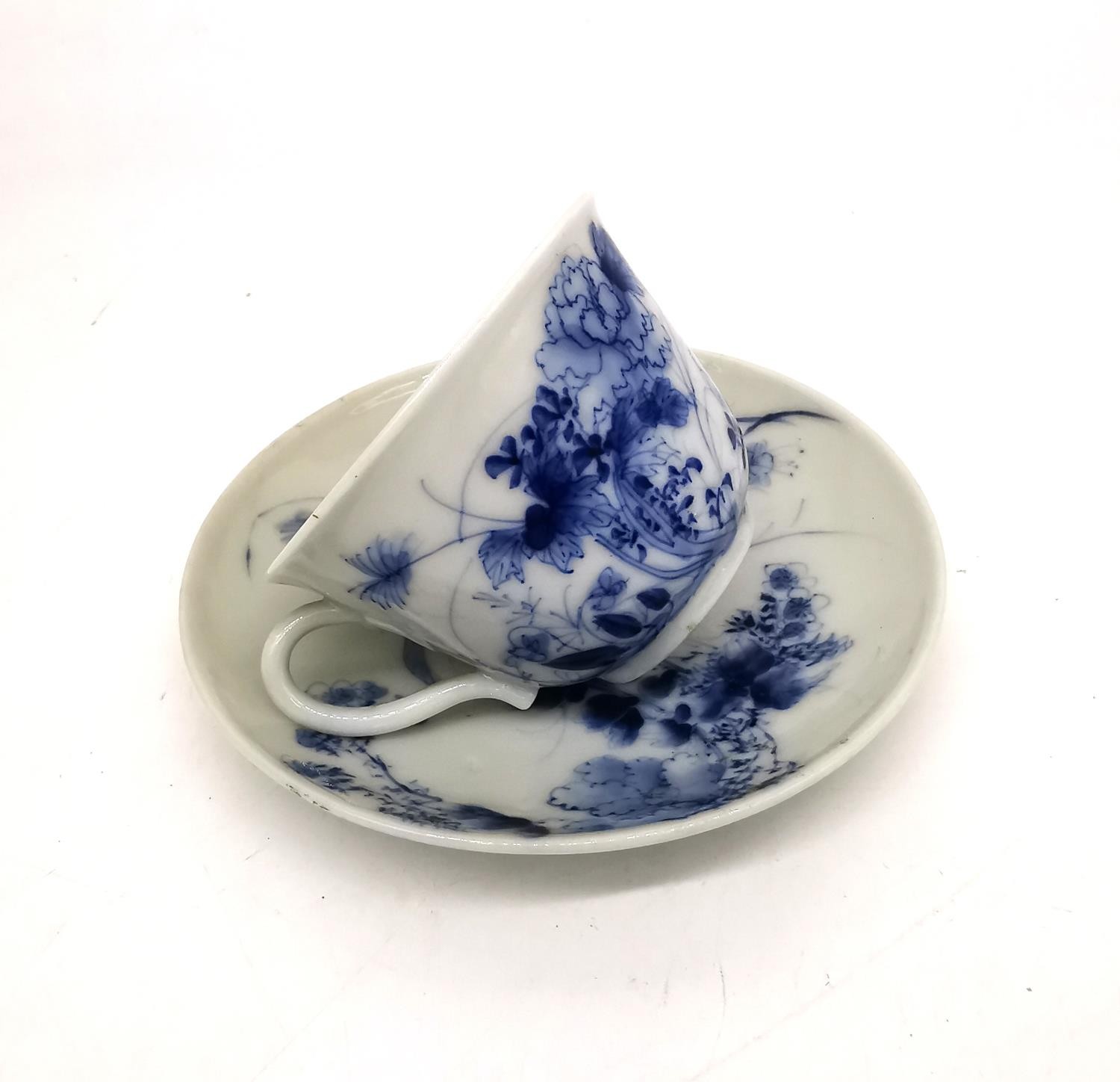 A Japanese 19th century hand painted porcelain small blue and white floral and foliate design teacup - Image 8 of 9