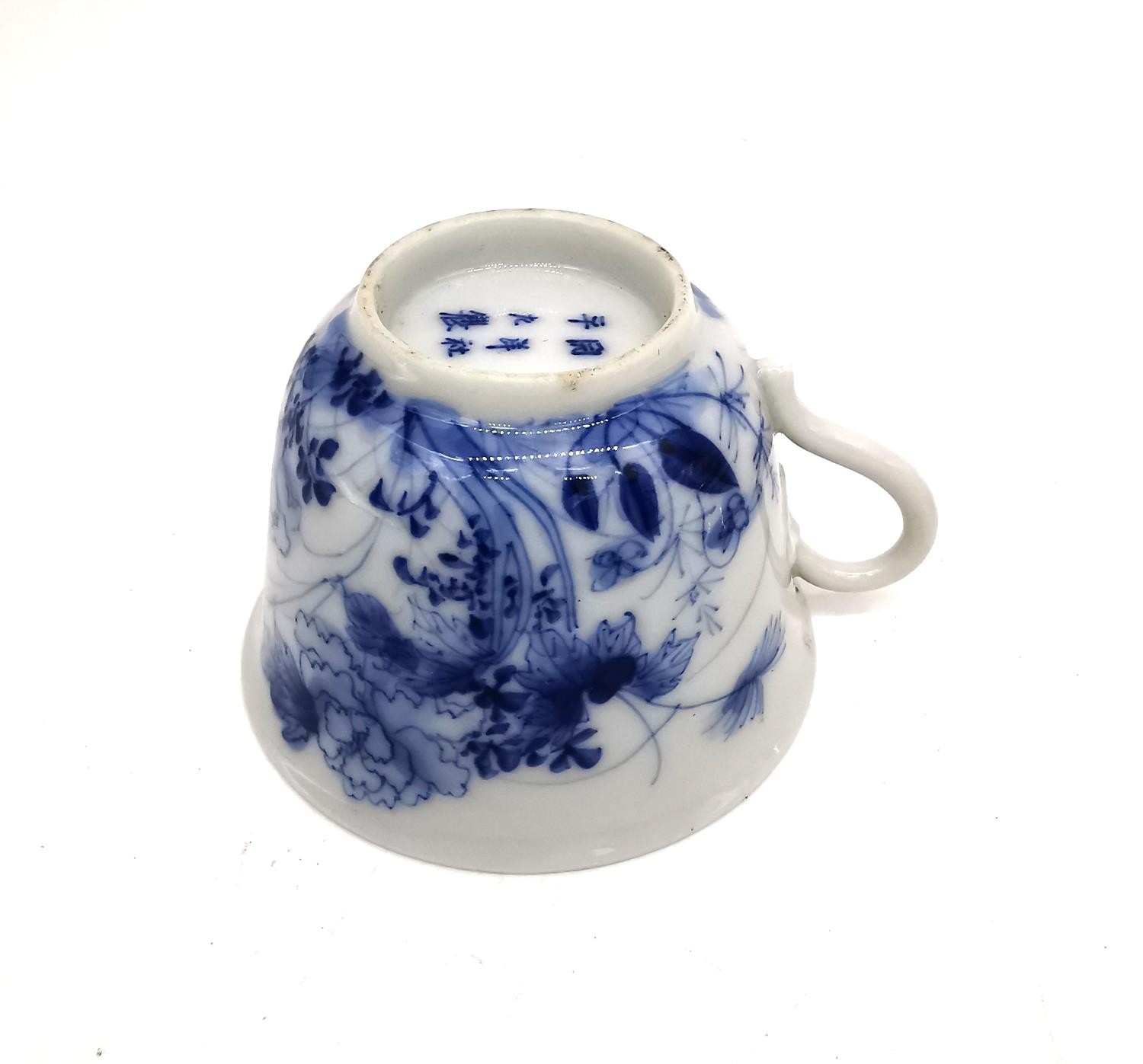 A Japanese 19th century hand painted porcelain small blue and white floral and foliate design teacup - Image 5 of 9