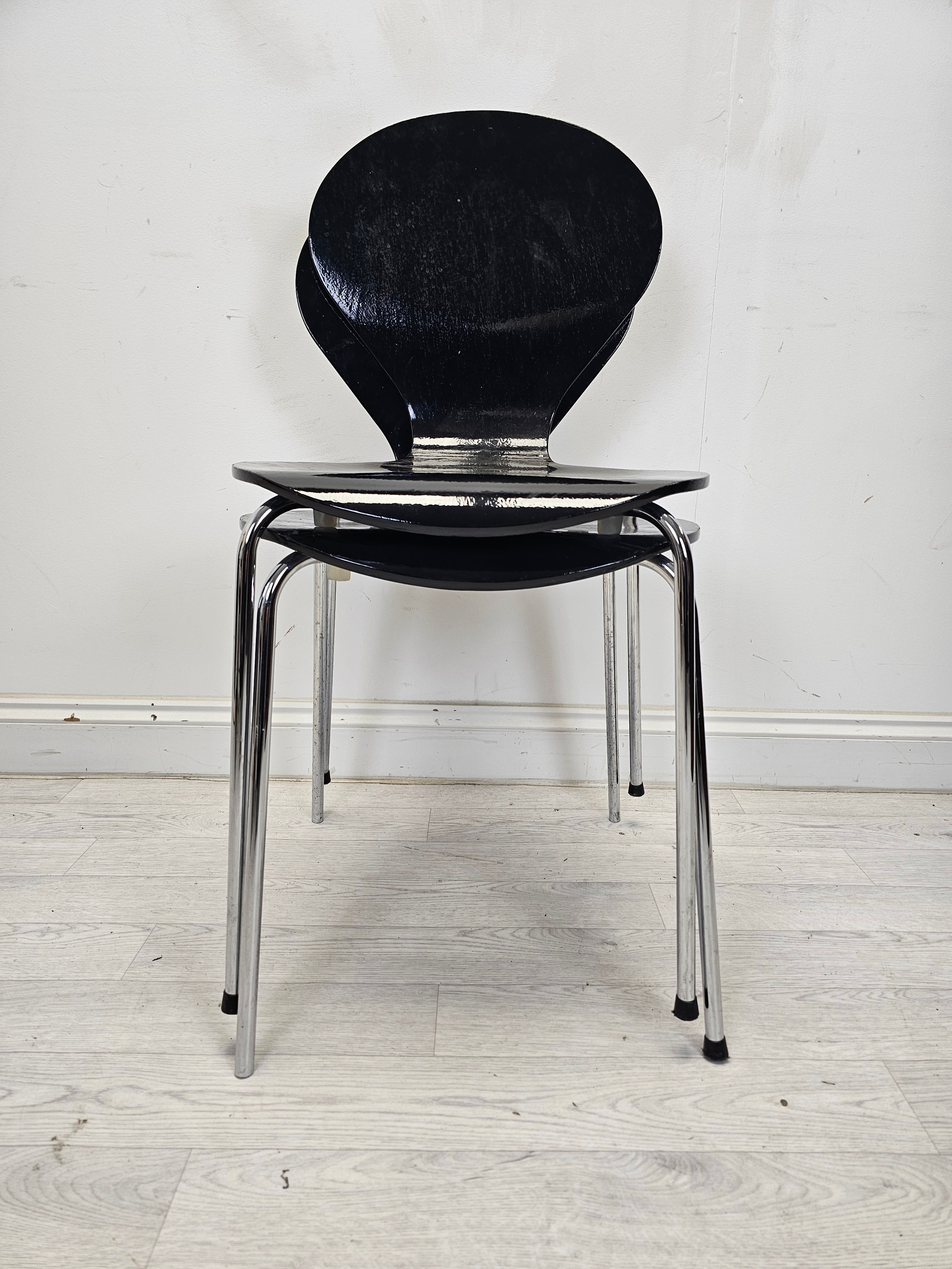 A pair of mid century Arne Jacobsen style stacking chairs. H.85 W.44 D.48cm. - Image 6 of 7