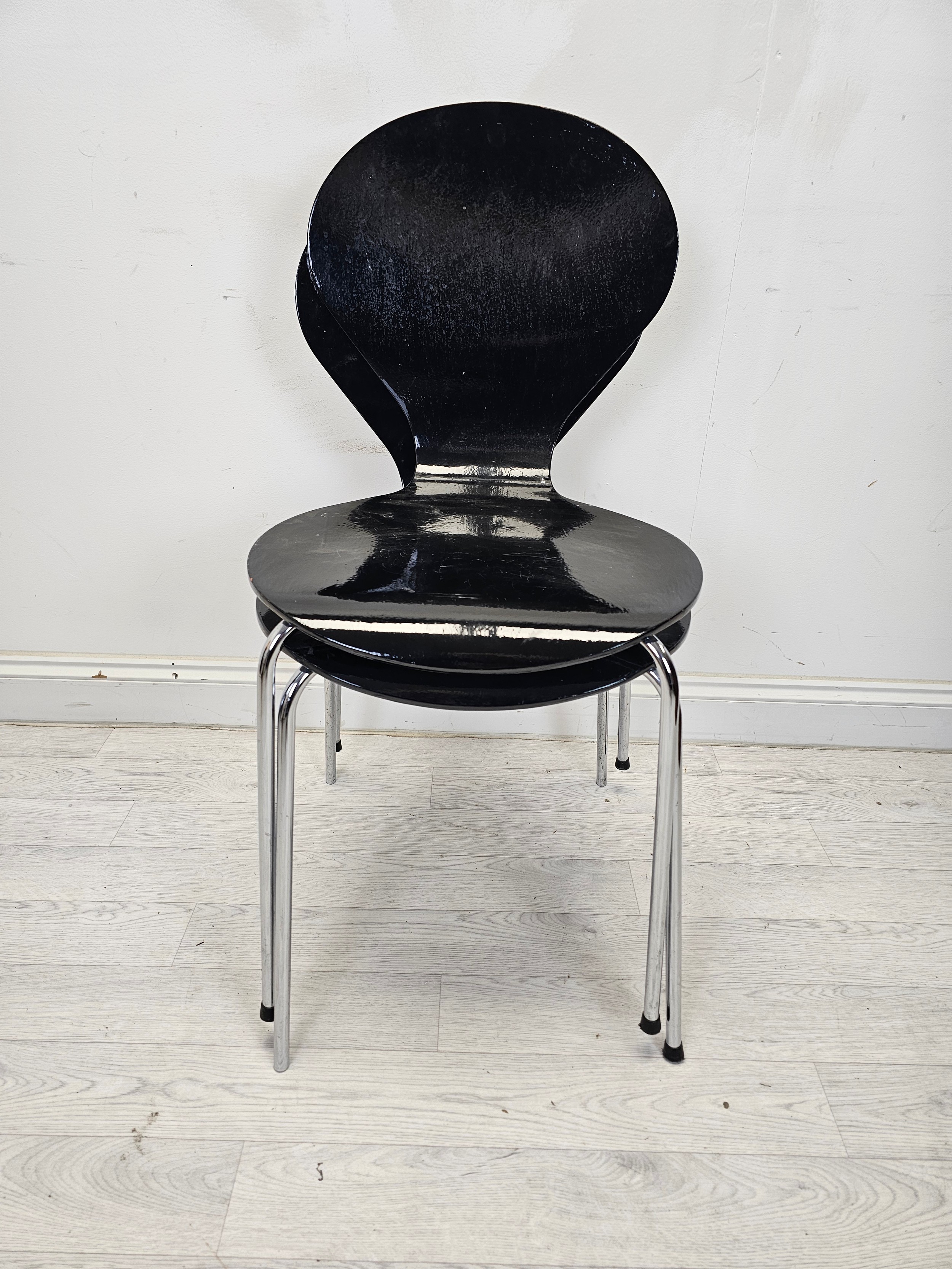A pair of mid century Arne Jacobsen style stacking chairs. H.85 W.44 D.48cm. - Image 5 of 7