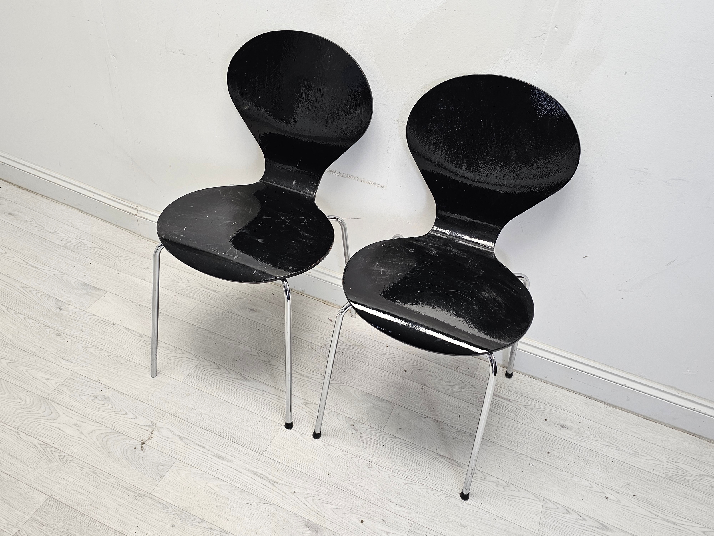 A pair of mid century Arne Jacobsen style stacking chairs. H.85 W.44 D.48cm. - Image 2 of 7