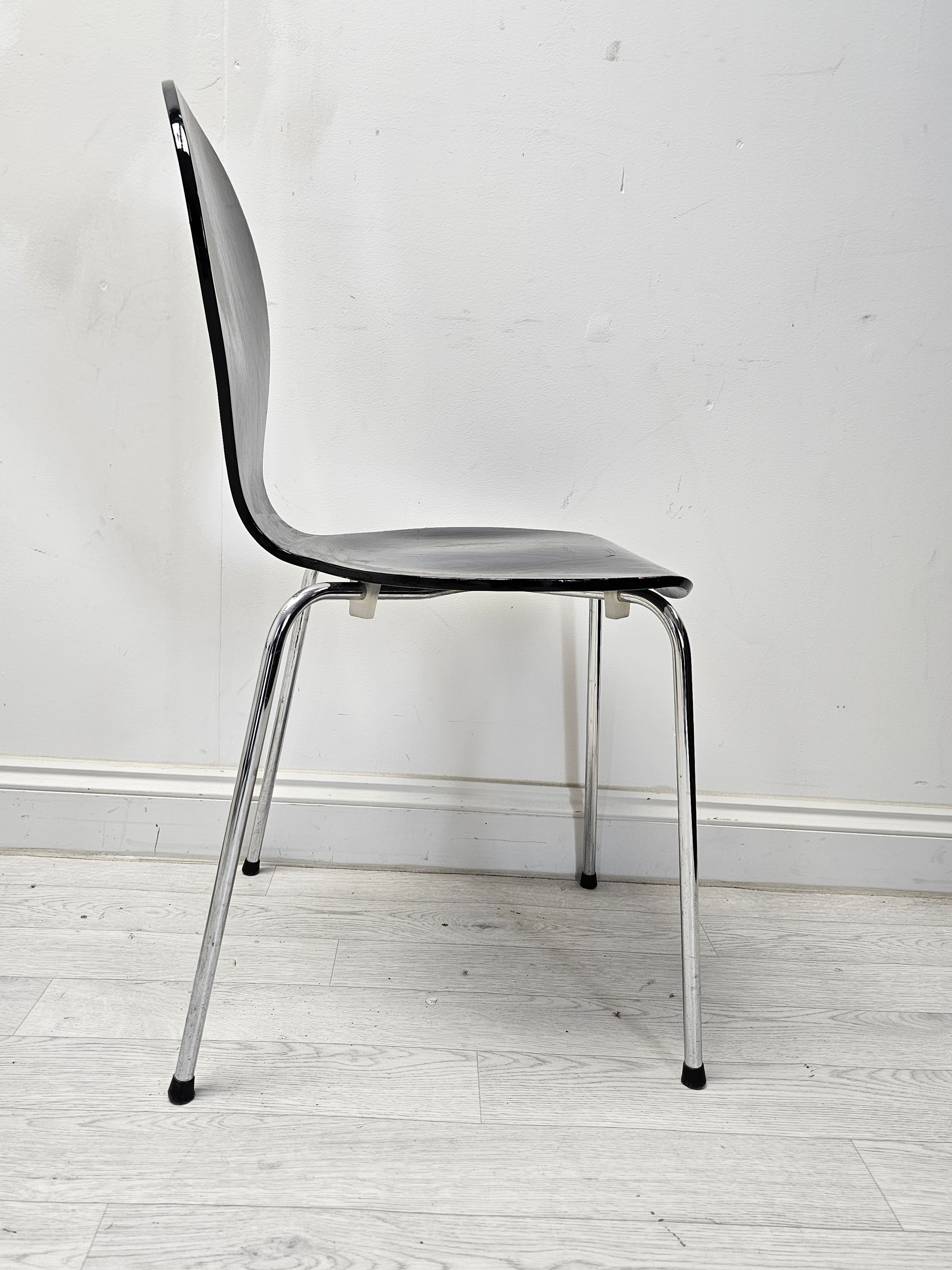 A pair of mid century Arne Jacobsen style stacking chairs. H.85 W.44 D.48cm. - Image 4 of 7