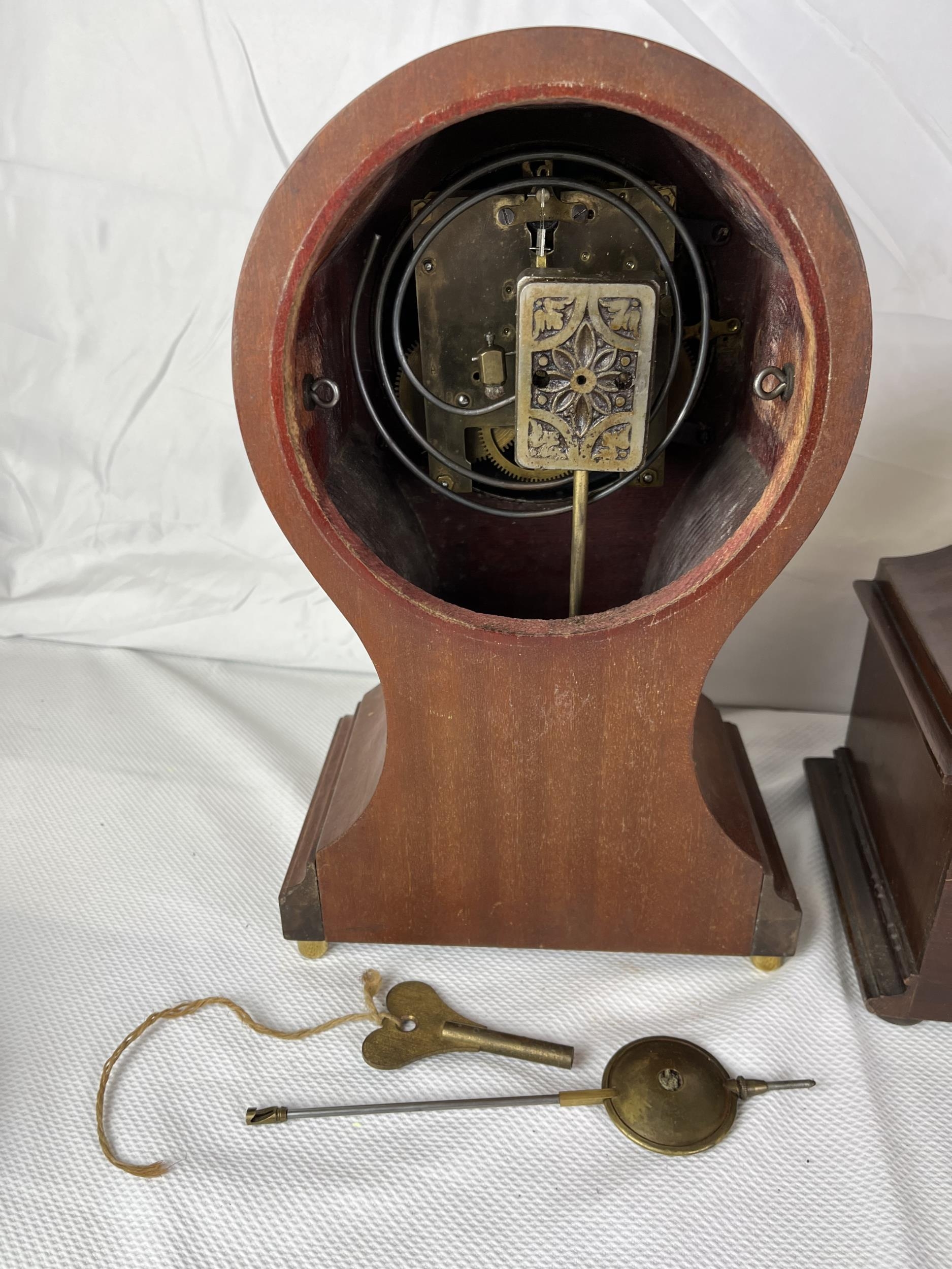 An Edwardian mahogany inlaid balloon mantle clock, an early 20th century mantel clock and a mahogany - Image 9 of 11