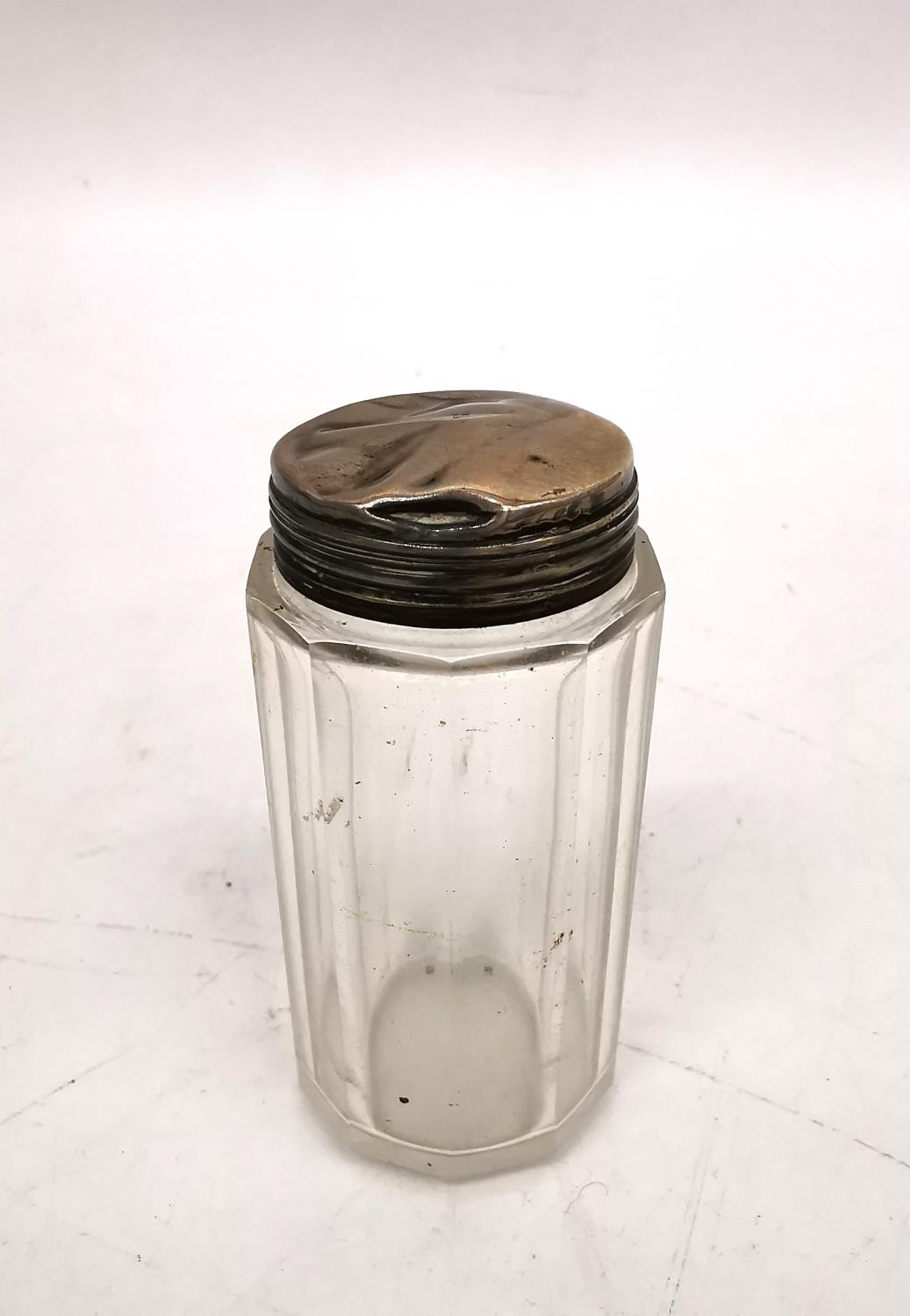 An Edwardian silver dressing table set by William Atkinson, consisting of a hand mirror, a hair - Image 12 of 18