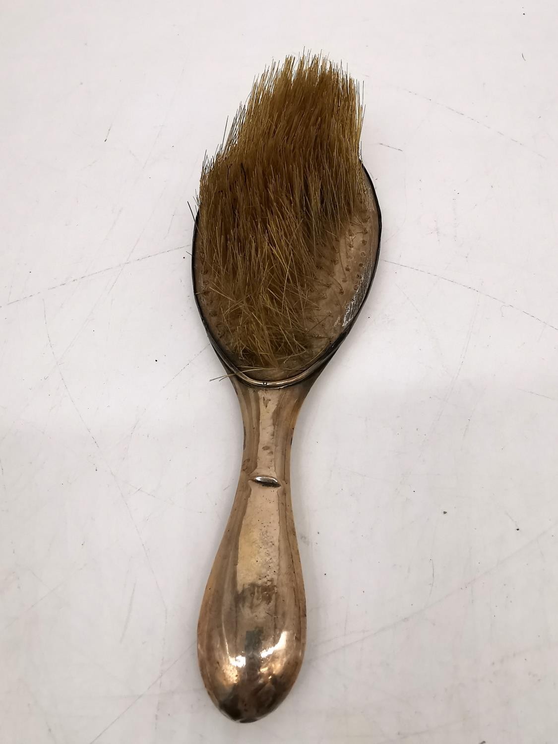 An Edwardian silver dressing table set by William Atkinson, consisting of a hand mirror, a hair - Image 17 of 18