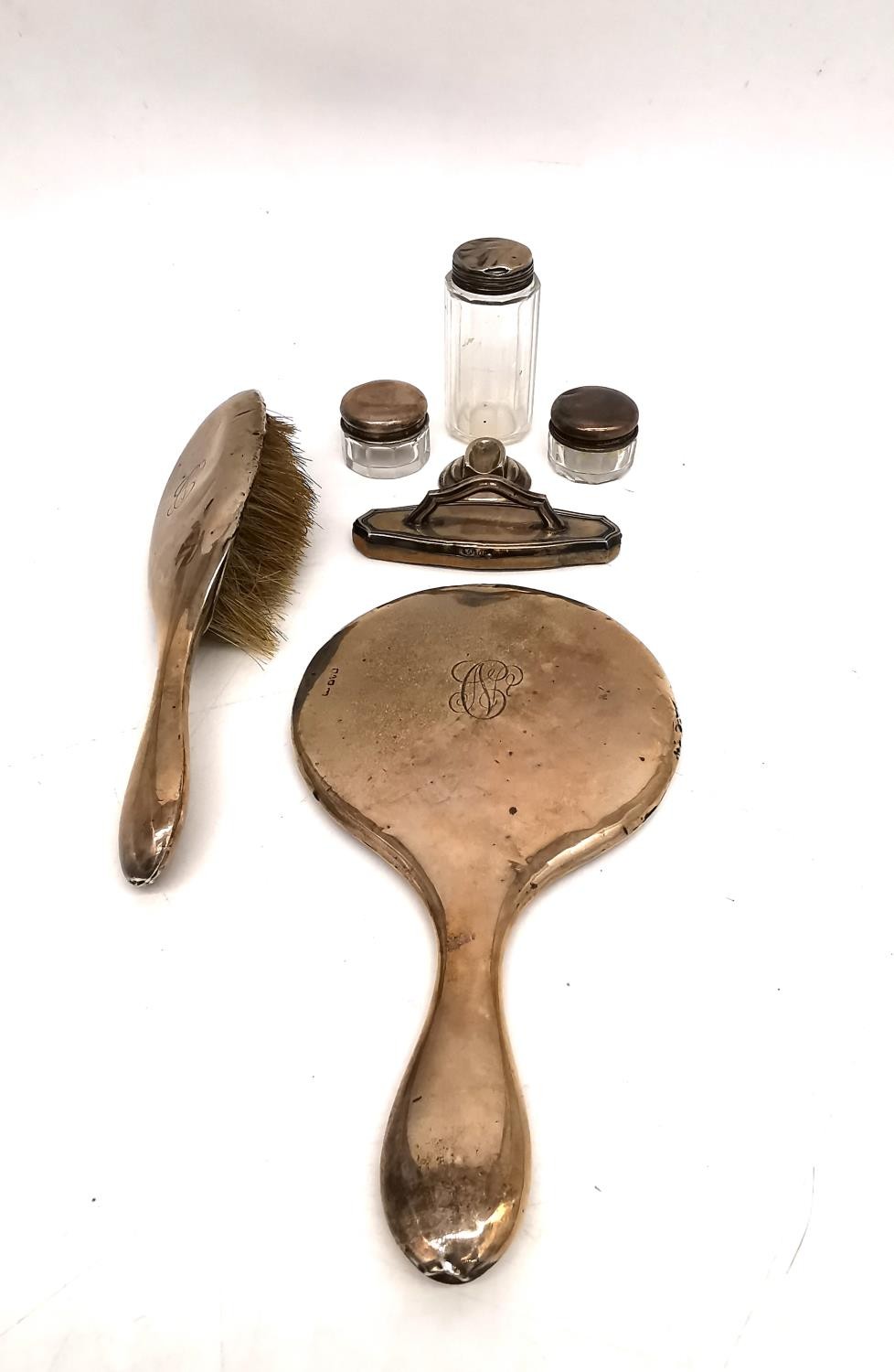 An Edwardian silver dressing table set by William Atkinson, consisting of a hand mirror, a hair - Image 2 of 18