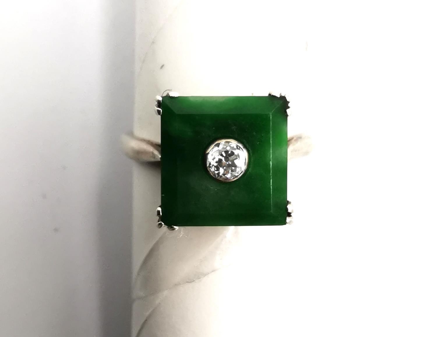 An Art Deco Chinese 14 carat white gold Jade and diamond dress ring. Set to centre of the square - Image 2 of 6