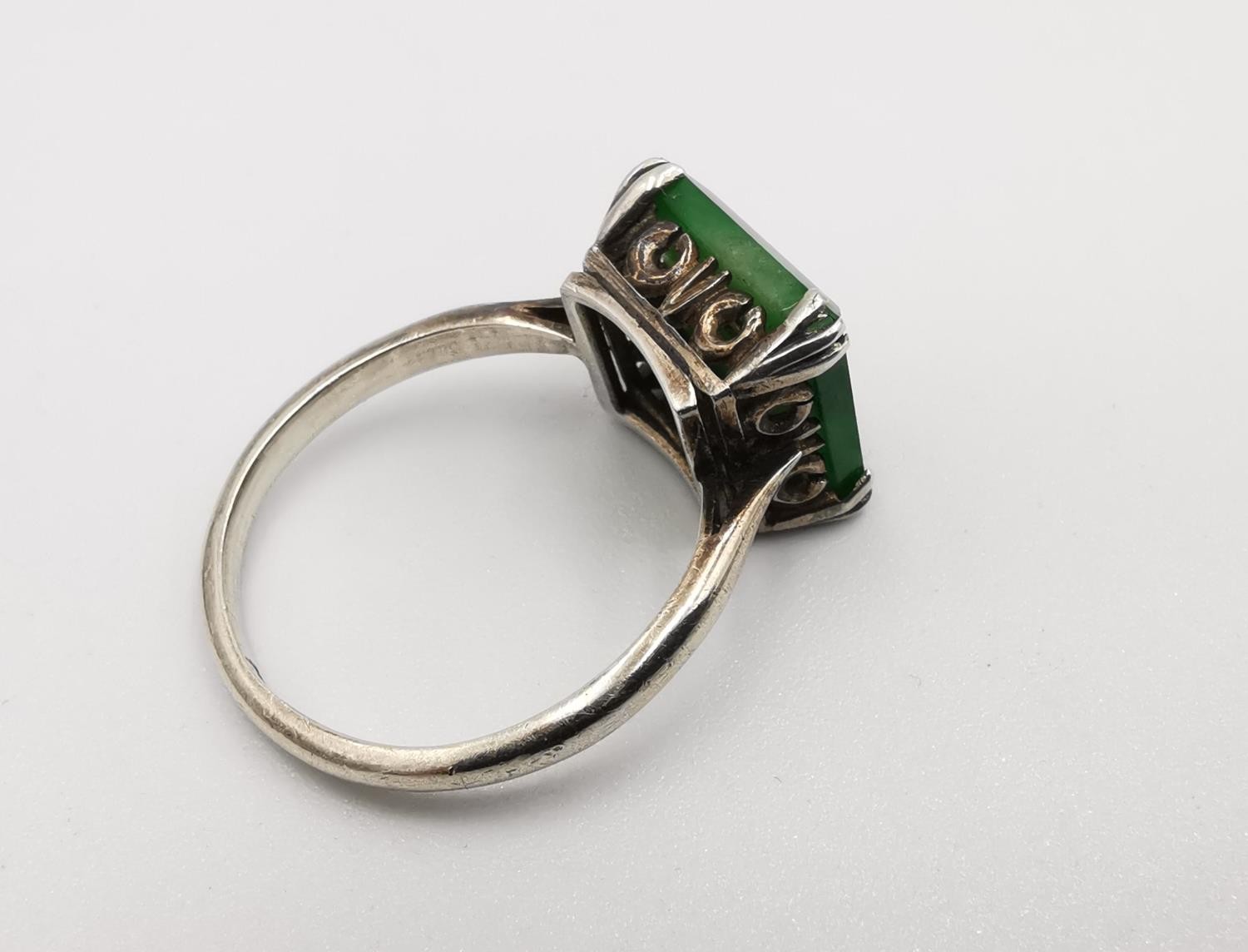 An Art Deco Chinese 14 carat white gold Jade and diamond dress ring. Set to centre of the square - Image 5 of 6