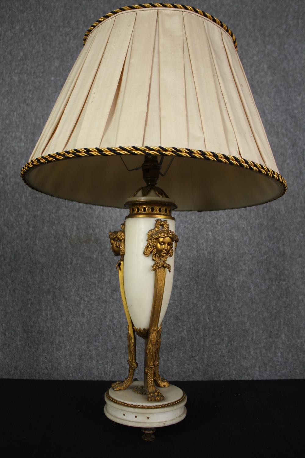 A vintage gilt spelter and marble Classical style table lamp and a Japanese hand gilded ceramic - Image 3 of 6