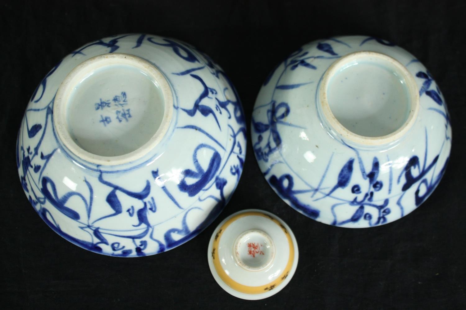 A collection of Japanese and Chinese ceramics, including a pair of gourd shaped hand painted vases - Image 7 of 7